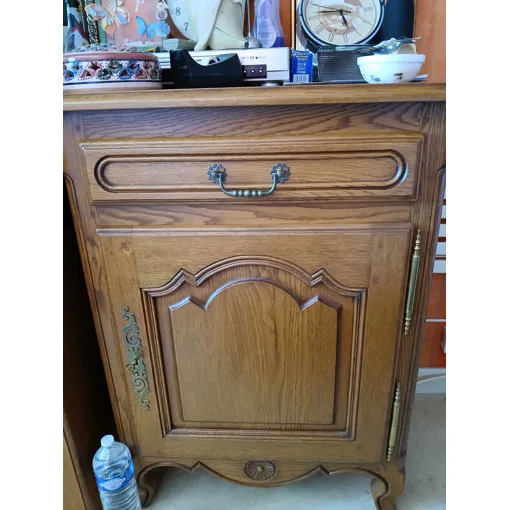 1 Confiturier, 1 Table Basse (2 Tiroirs), 1 Meuble Avec 1 Porte Et 3 Tiroirs, 1 Table De Cuisine Carrelée, 1 Tête De Lit Amovible, 2 Chaises En Paille Le Tout En Chêne Moyen Et 1 Lustre. Bon état reconditionné disponible sur Rakuten