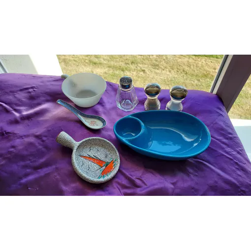 1 Cuiller Déco 2 Coupelles Grise Et Blanche 1 Plat ?uf Mayonnaise Bleu 2 Pots Sel 1 Pot Poivre Bon état - 10,00 € 1 Cuiller Déco 2 Coupelles Grise Et Blanche 1 Plat ?uf Mayonnaise Bleu 2 Pots Sel 1 Pot Poivre Bon état reconditionné disponible sur Rakuten