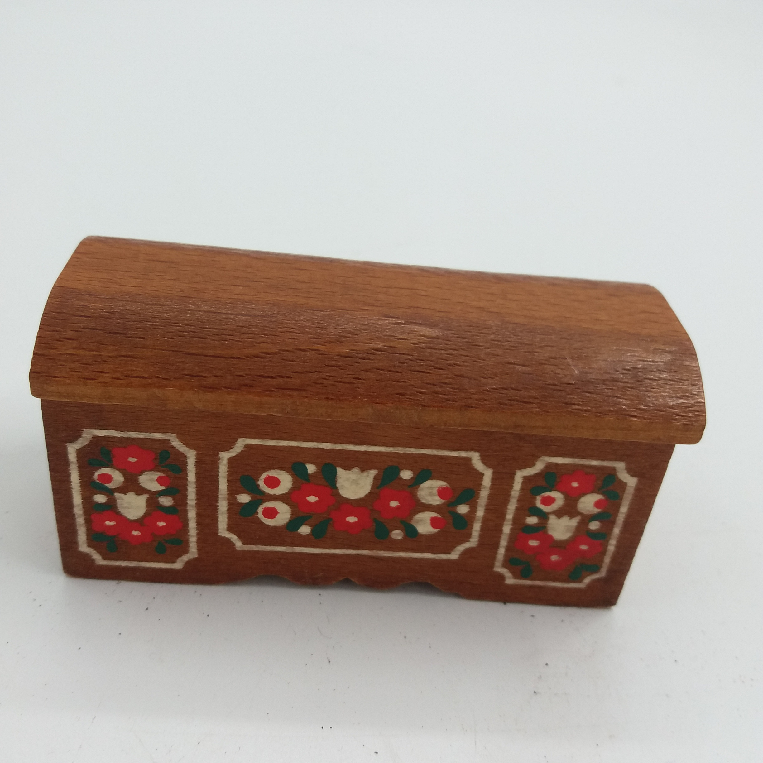 Voir photo 11 de 1 lot de mobilier de poupée en bois peint. Coffre, lit et 2 berceaux. Décor floral, rouge, blanc, et vert. Style Bavarois. 1 lot de mobilier de poupée en bois peint. Coffre, lit et 2 berceaux. Décor floral, rouge, blanc, et vert. Style Bavarois. Très bon état reconditionné photo 11