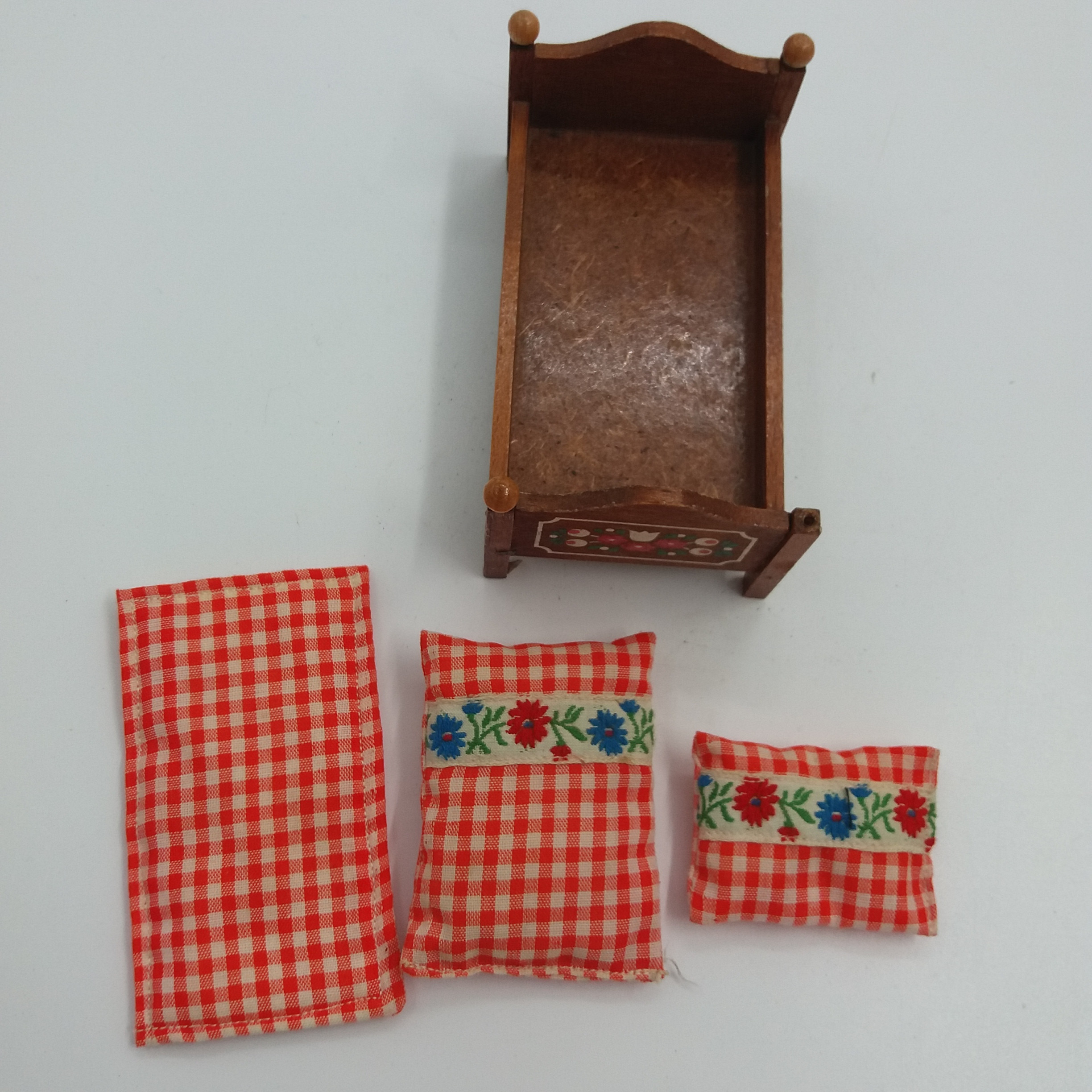 Voir photo 3 de 1 lot de mobilier de poupée en bois peint. Coffre, lit et 2 berceaux. Décor floral, rouge, blanc, et vert. Style Bavarois. 1 lot de mobilier de poupée en bois peint. Coffre, lit et 2 berceaux. Décor floral, rouge, blanc, et vert. Style Bavarois. Très bon état reconditionné photo 3