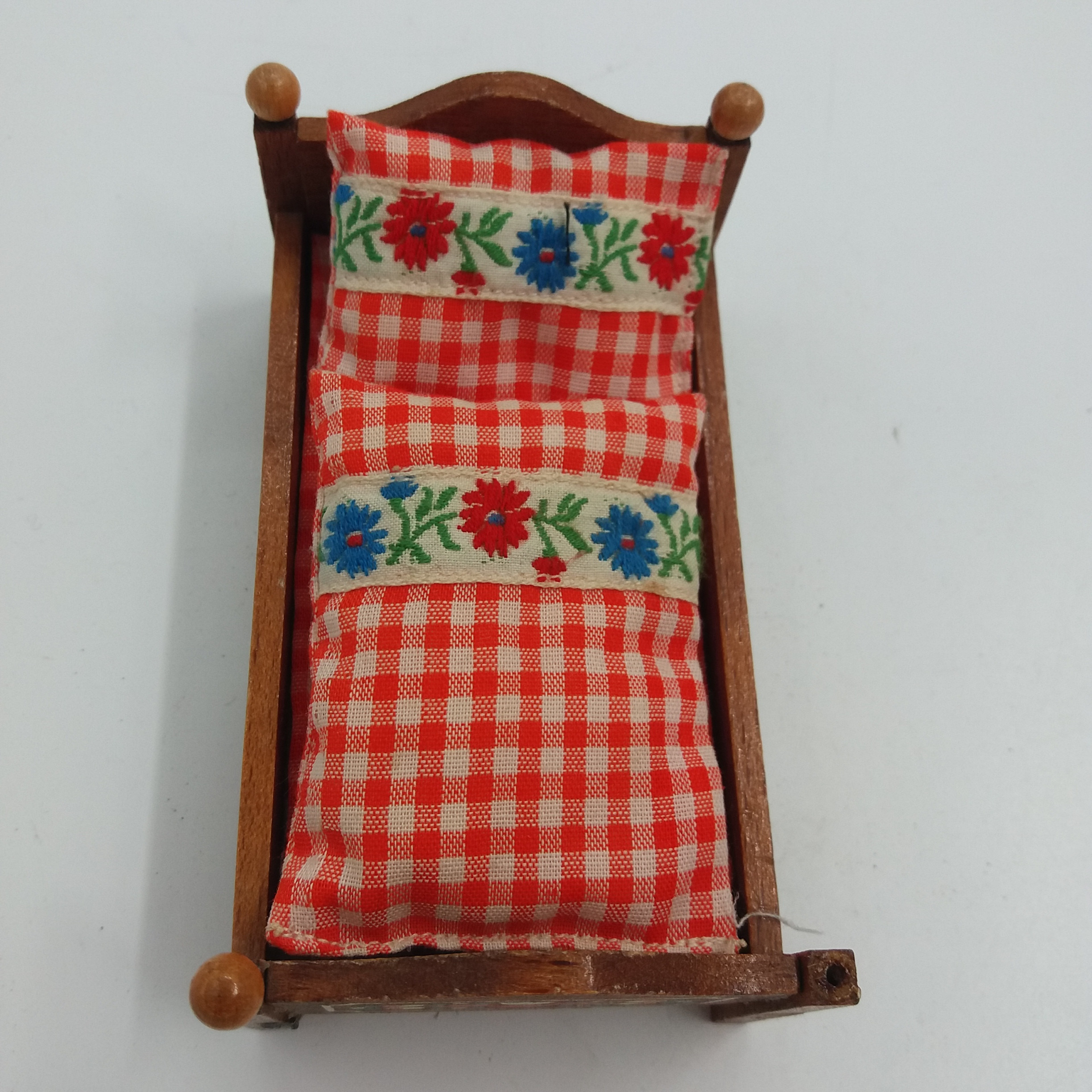 Voir photo 4 de 1 lot de mobilier de poupée en bois peint. Coffre, lit et 2 berceaux. Décor floral, rouge, blanc, et vert. Style Bavarois. 1 lot de mobilier de poupée en bois peint. Coffre, lit et 2 berceaux. Décor floral, rouge, blanc, et vert. Style Bavarois. Très bon état reconditionné photo 4