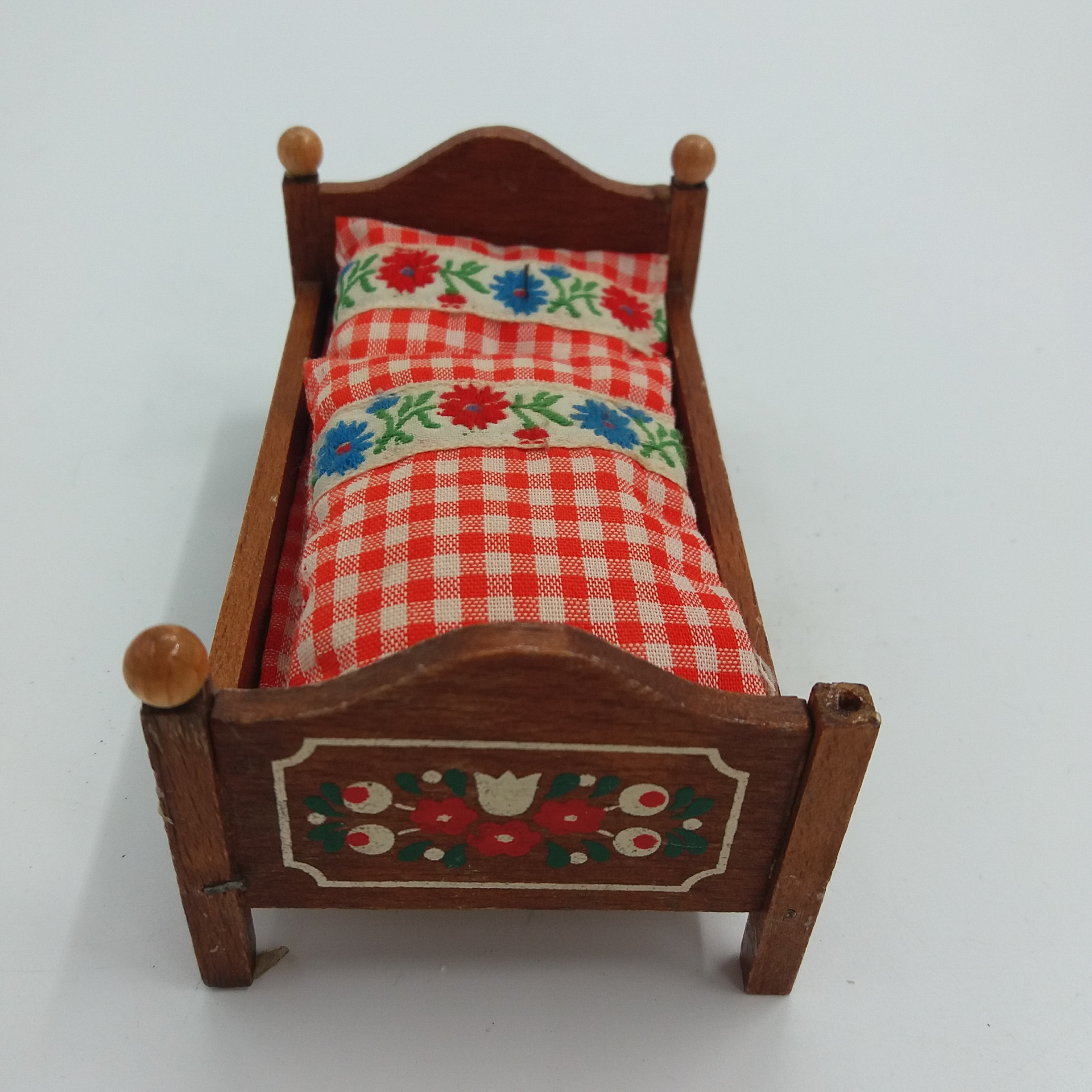 Voir photo 5 de 1 lot de mobilier de poupée en bois peint. Coffre, lit et 2 berceaux. Décor floral, rouge, blanc, et vert. Style Bavarois. 1 lot de mobilier de poupée en bois peint. Coffre, lit et 2 berceaux. Décor floral, rouge, blanc, et vert. Style Bavarois. Très bon état reconditionné photo 5
