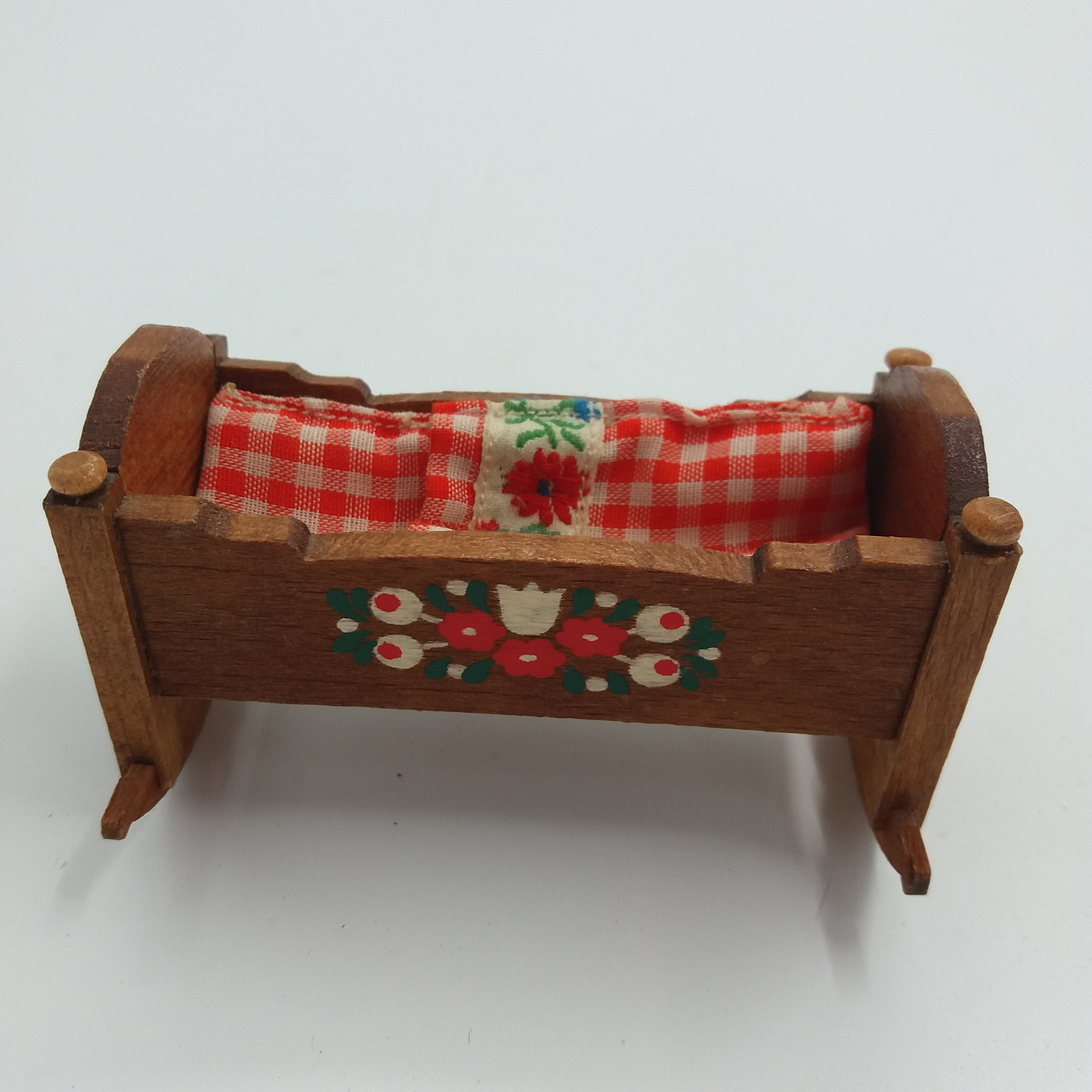 Voir photo 6 de 1 lot de mobilier de poupée en bois peint. Coffre, lit et 2 berceaux. Décor floral, rouge, blanc, et vert. Style Bavarois. 1 lot de mobilier de poupée en bois peint. Coffre, lit et 2 berceaux. Décor floral, rouge, blanc, et vert. Style Bavarois. Très bon état reconditionné photo 6