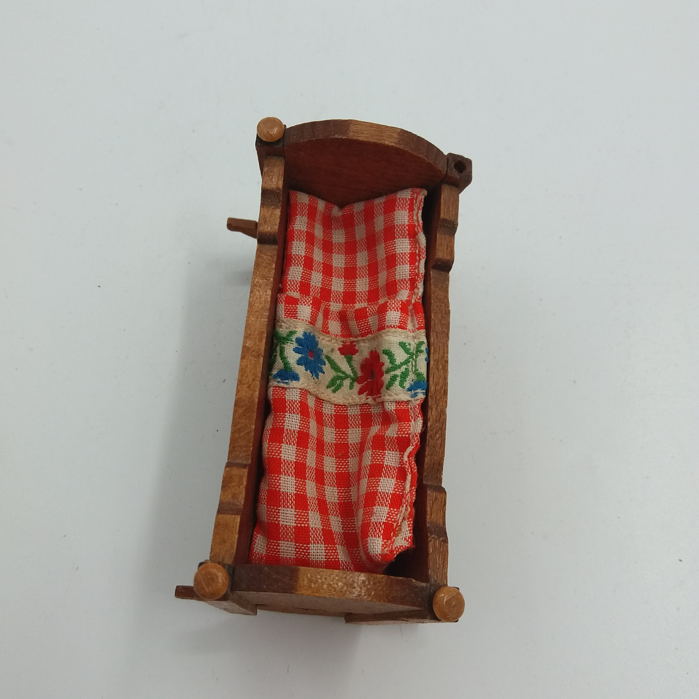 Voir photo 7 de 1 lot de mobilier de poupée en bois peint. Coffre, lit et 2 berceaux. Décor floral, rouge, blanc, et vert. Style Bavarois. 1 lot de mobilier de poupée en bois peint. Coffre, lit et 2 berceaux. Décor floral, rouge, blanc, et vert. Style Bavarois. Très bon état reconditionné photo 7