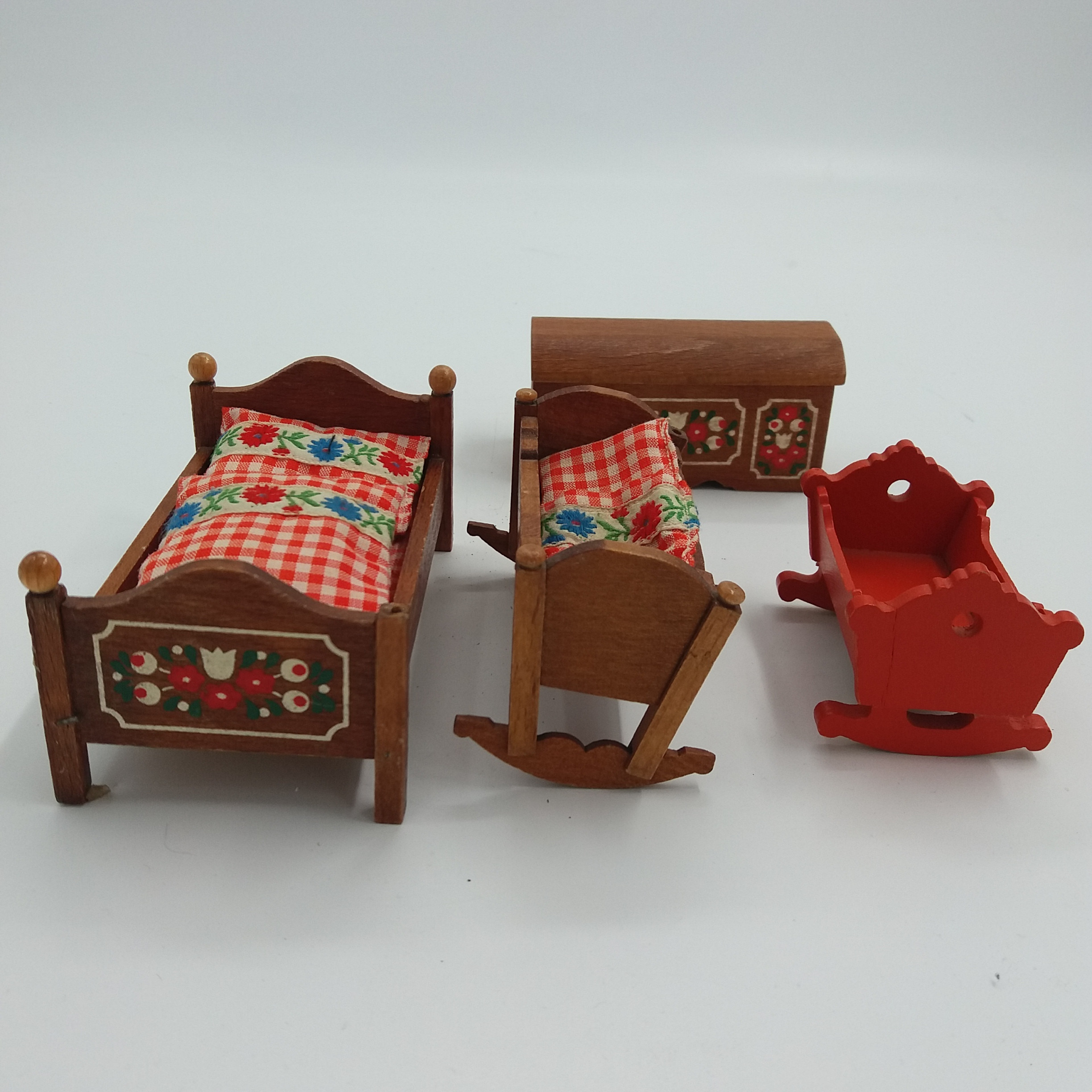 1 lot de mobilier de poupée en bois peint. Coffre, lit et 2 berceaux. Décor floral, rouge, blanc, et vert. Style Bavarois. Très bon état - 22,00 € 1 lot de mobilier de poupée en bois peint. Coffre, lit et 2 berceaux. Décor floral, rouge, blanc, et vert. Style Bavarois. Très bon état reconditionné disponible sur Label Emmaüs