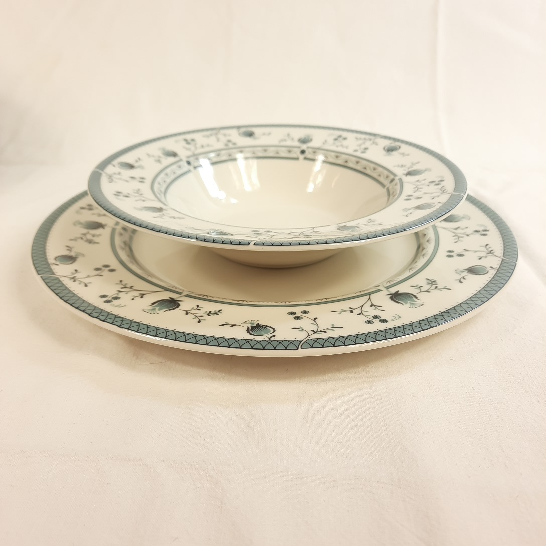 Voir photo 4 de 1° LOT de vaisselle à décor fleuri raffiné "Royal Doulton modèle Cambridge années 1970 comprenant 27 assiettes en tout. 1° LOT de vaisselle à décor fleuri raffiné "Royal Doulton modèle Cambridge années 1970 comprenant 27 assiettes en tout. Très bon état reconditionné photo 4