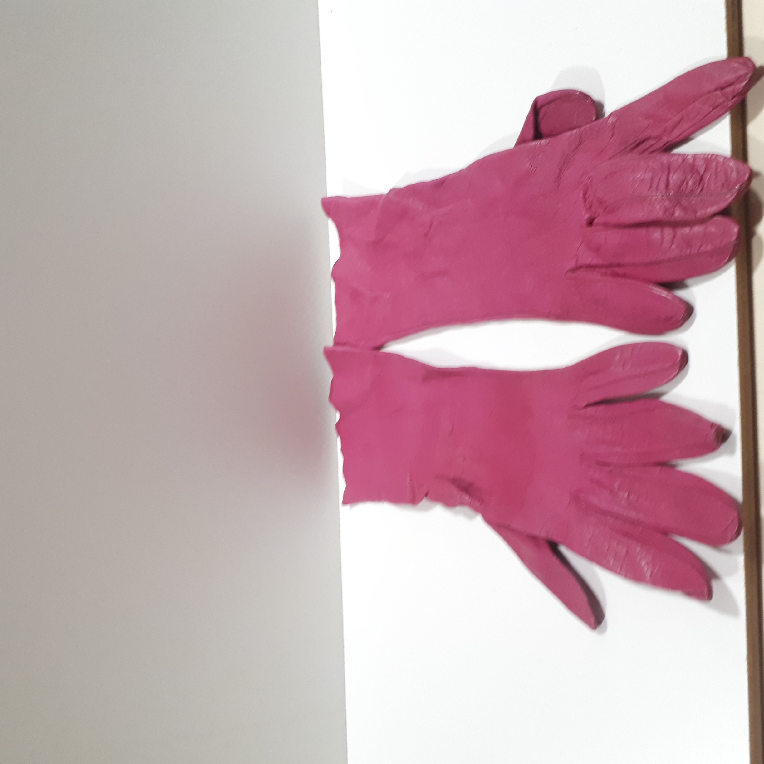 Voir photo 2 de 1 paire de gants en cuir, coloris rose, petite taille, poignets longs 1 paire de gants en cuir, coloris rose, petite taille, poignets longs Bon état reconditionné photo 2