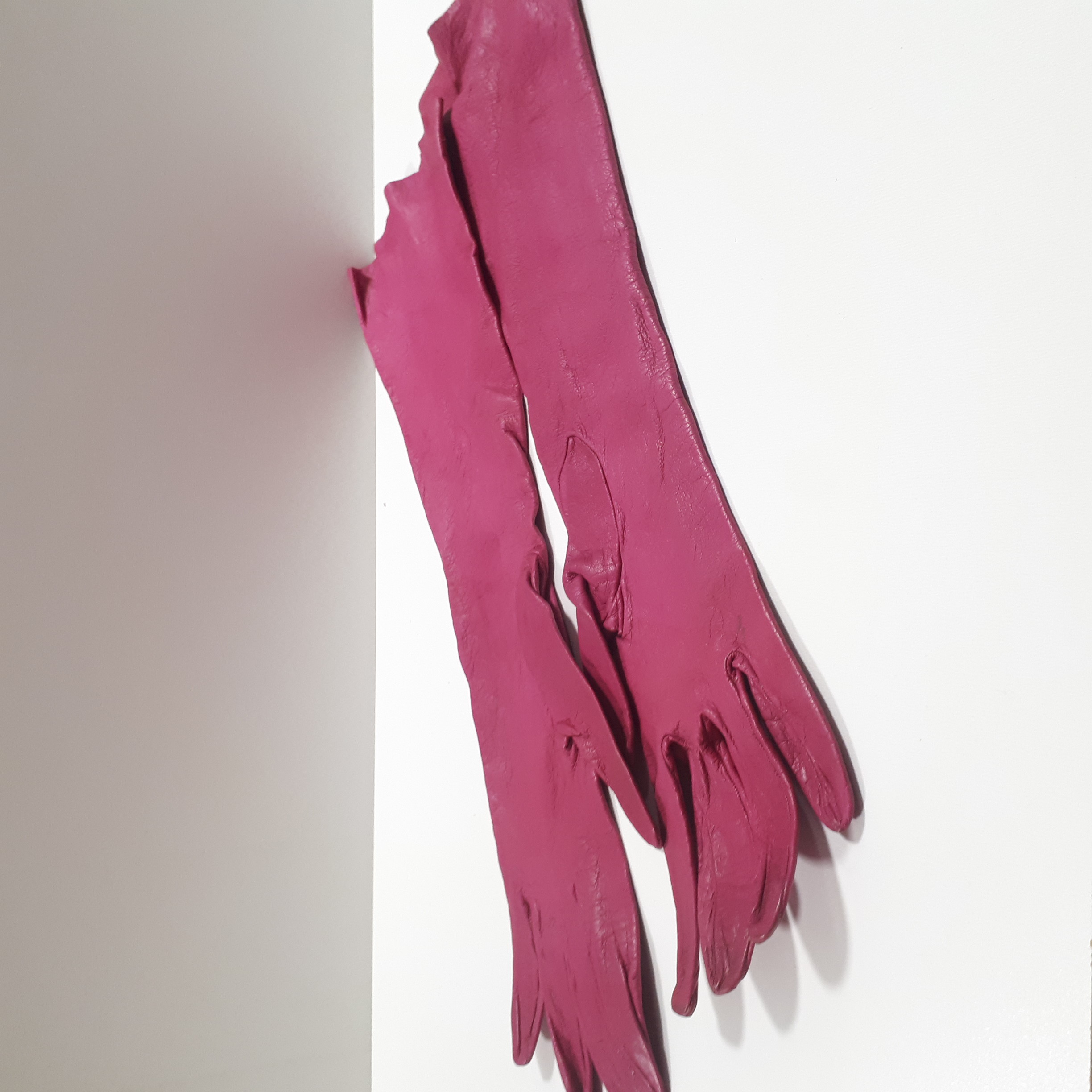 1 paire de gants en cuir, coloris rose, petite taille, poignets longs Bon état reconditionné disponible sur Label Emmaüs
