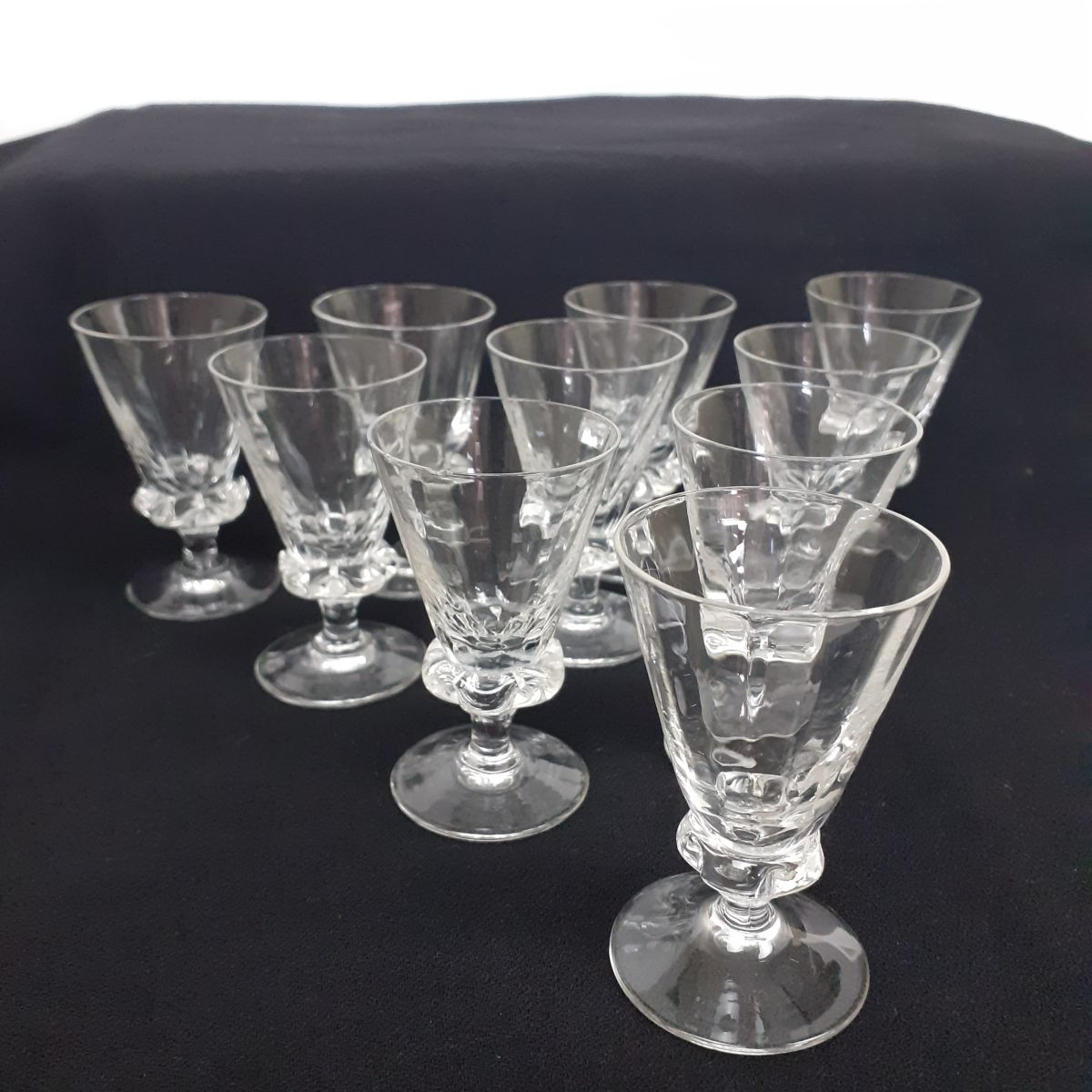 Acheter 10 verres à liqueur à pieds - Vintage Très bon état - 10,00 € 10 verres à liqueur à pieds - Vintage Très bon état reconditionné disponible sur Label Emmaüs