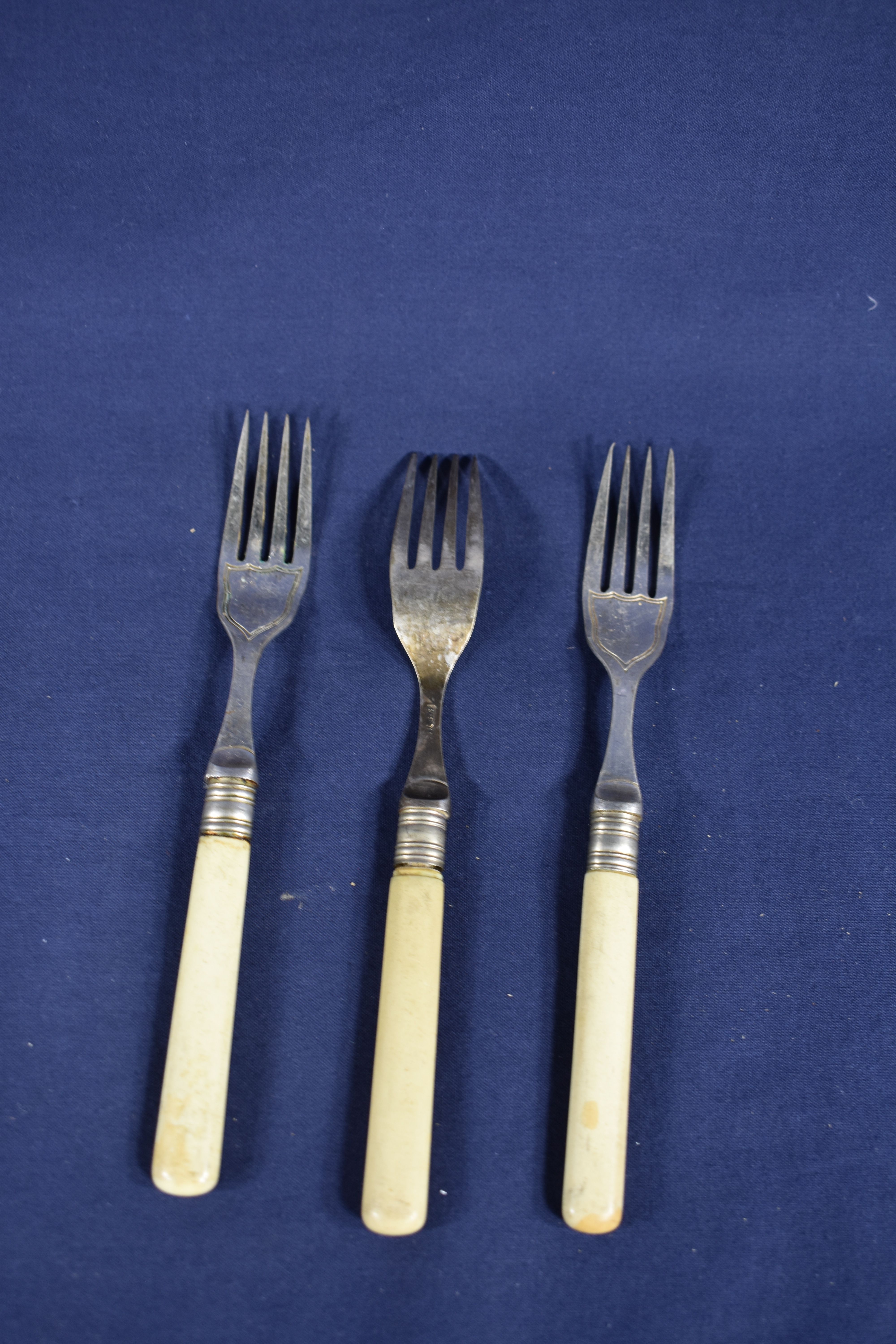 Voir photo 2 de 12 anciens couteaux à poisson, longueur 20.5 cm, pouvant servir pour les fruits ou à dessert. 12 anciens couteaux à poisson, longueur 20.5 cm, pouvant servir pour les fruits ou à dessert. État correct reconditionné photo 2