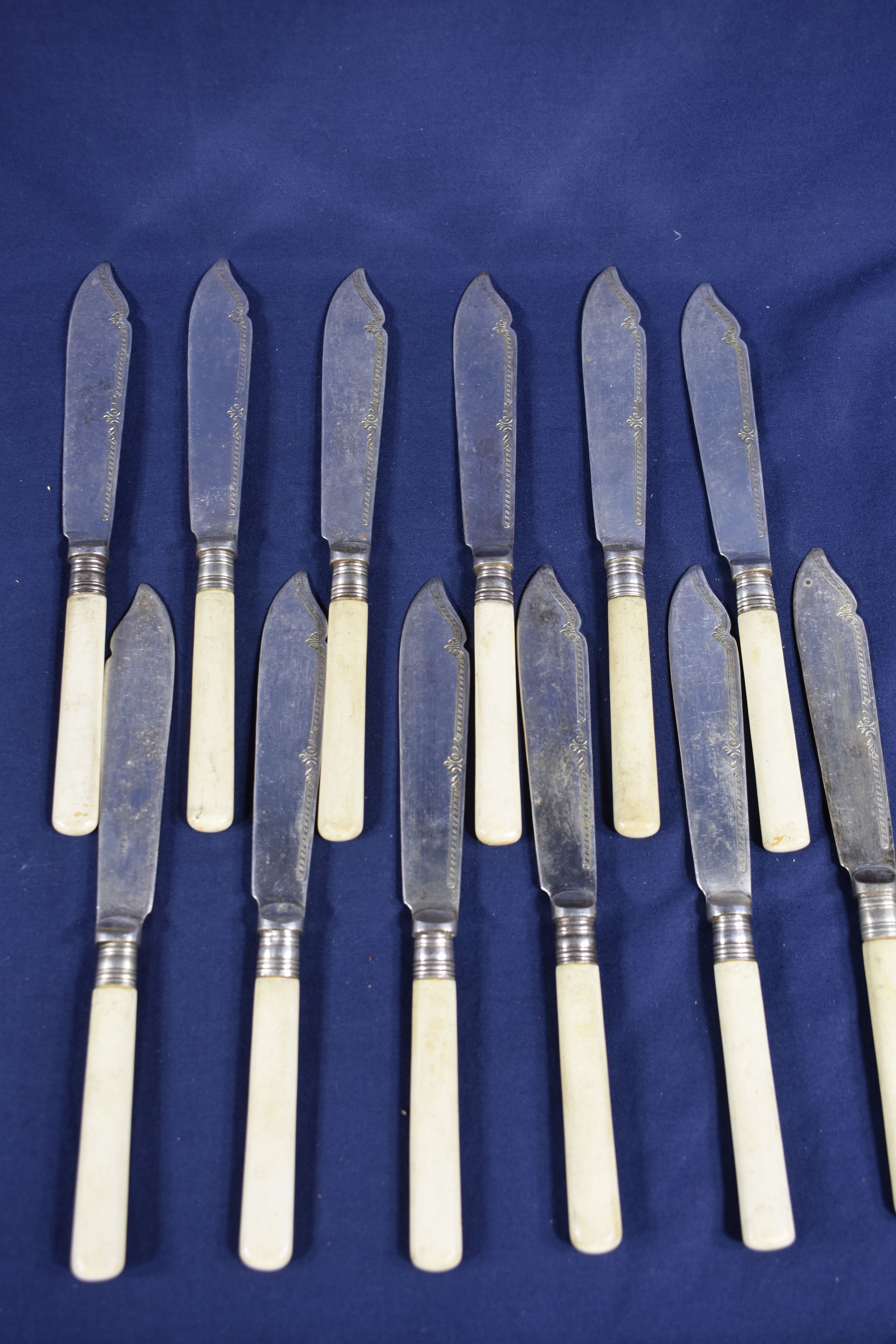 Voir photo 3 de 12 anciens couteaux à poisson, longueur 20.5 cm, pouvant servir pour les fruits ou à dessert. 12 anciens couteaux à poisson, longueur 20.5 cm, pouvant servir pour les fruits ou à dessert. État correct reconditionné photo 3
