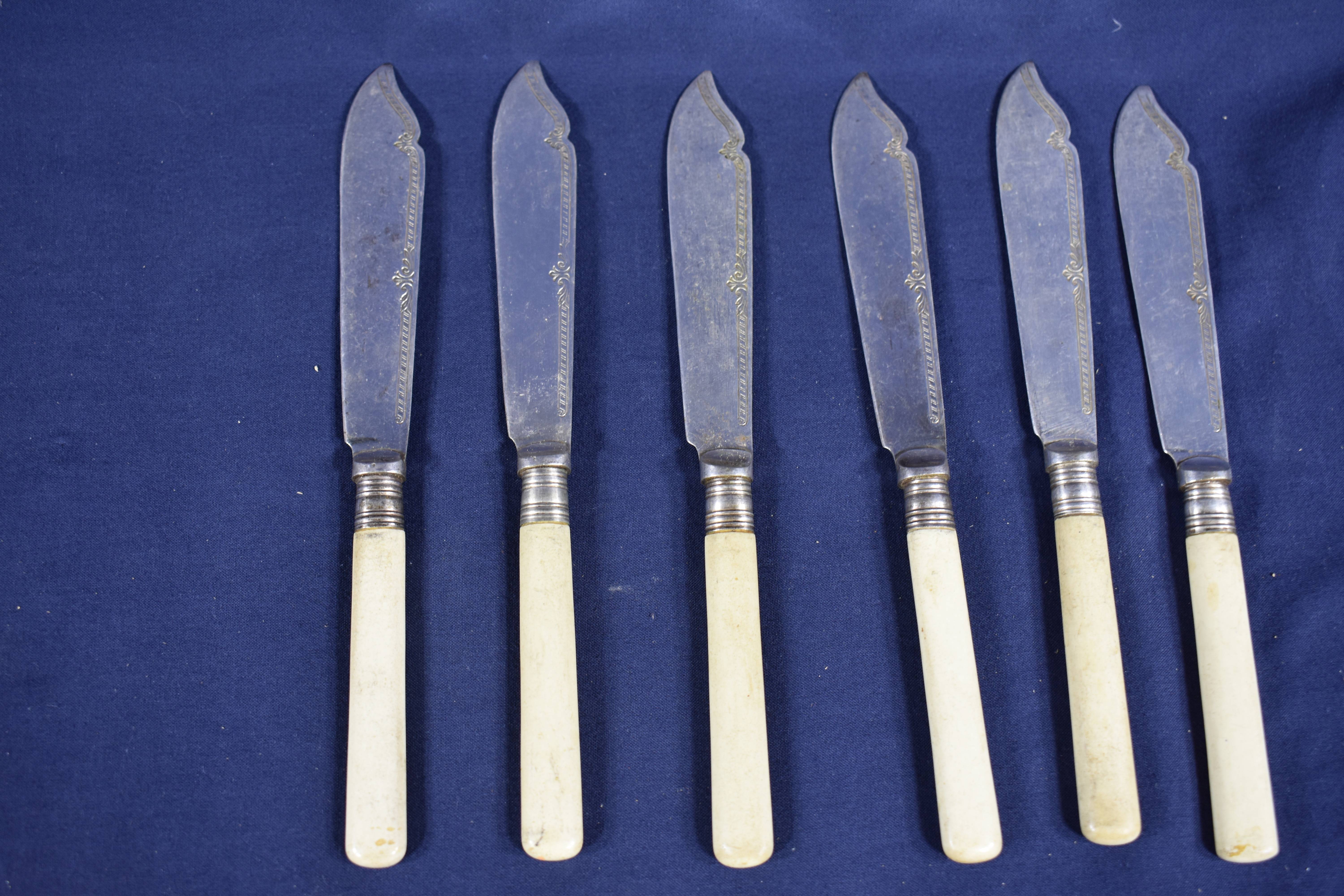 Voir photo 4 de 12 anciens couteaux à poisson, longueur 20.5 cm, pouvant servir pour les fruits ou à dessert. 12 anciens couteaux à poisson, longueur 20.5 cm, pouvant servir pour les fruits ou à dessert. État correct reconditionné photo 4