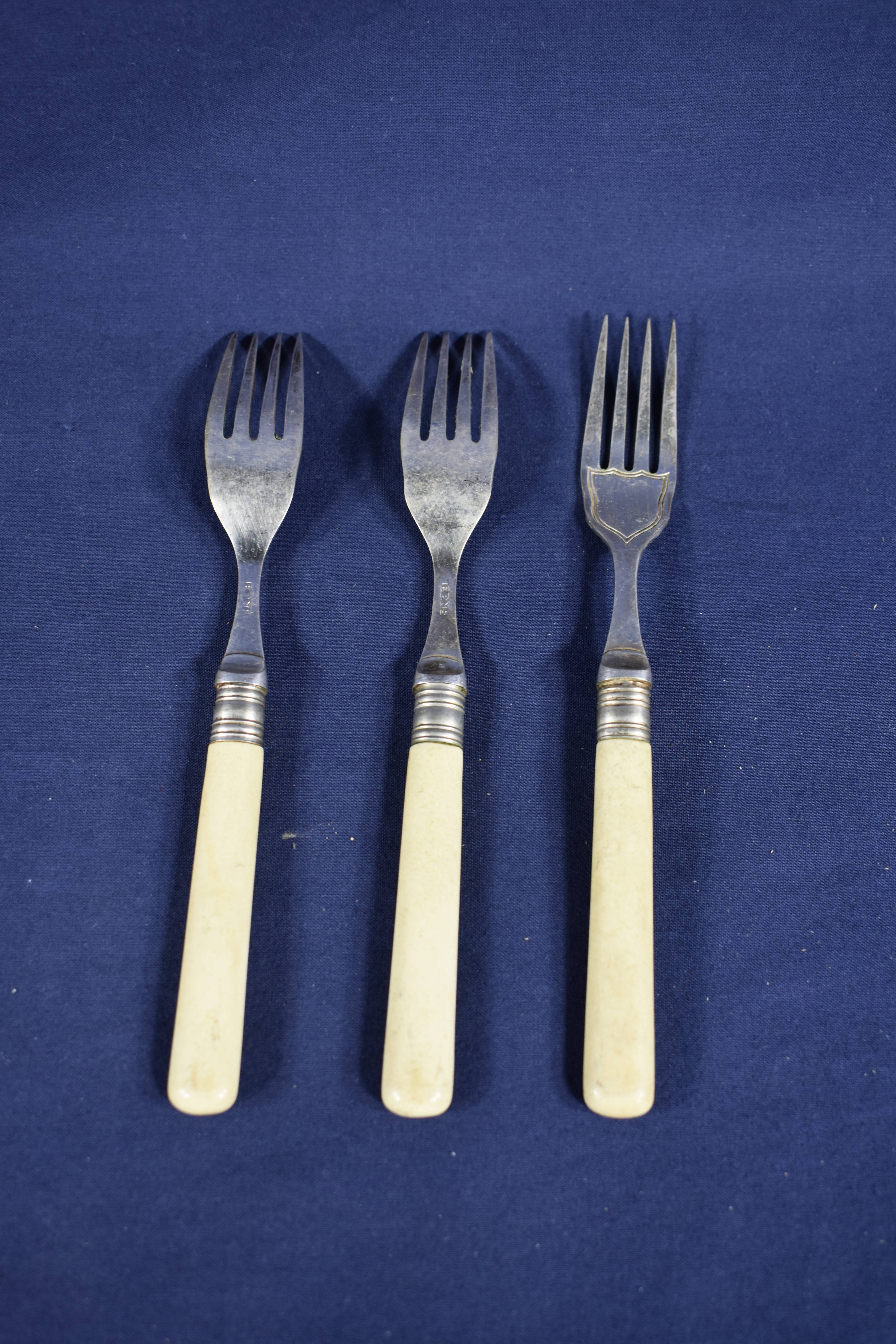 Voir photo 6 de 12 anciens couteaux à poisson, longueur 20.5 cm, pouvant servir pour les fruits ou à dessert. 12 anciens couteaux à poisson, longueur 20.5 cm, pouvant servir pour les fruits ou à dessert. État correct reconditionné photo 6