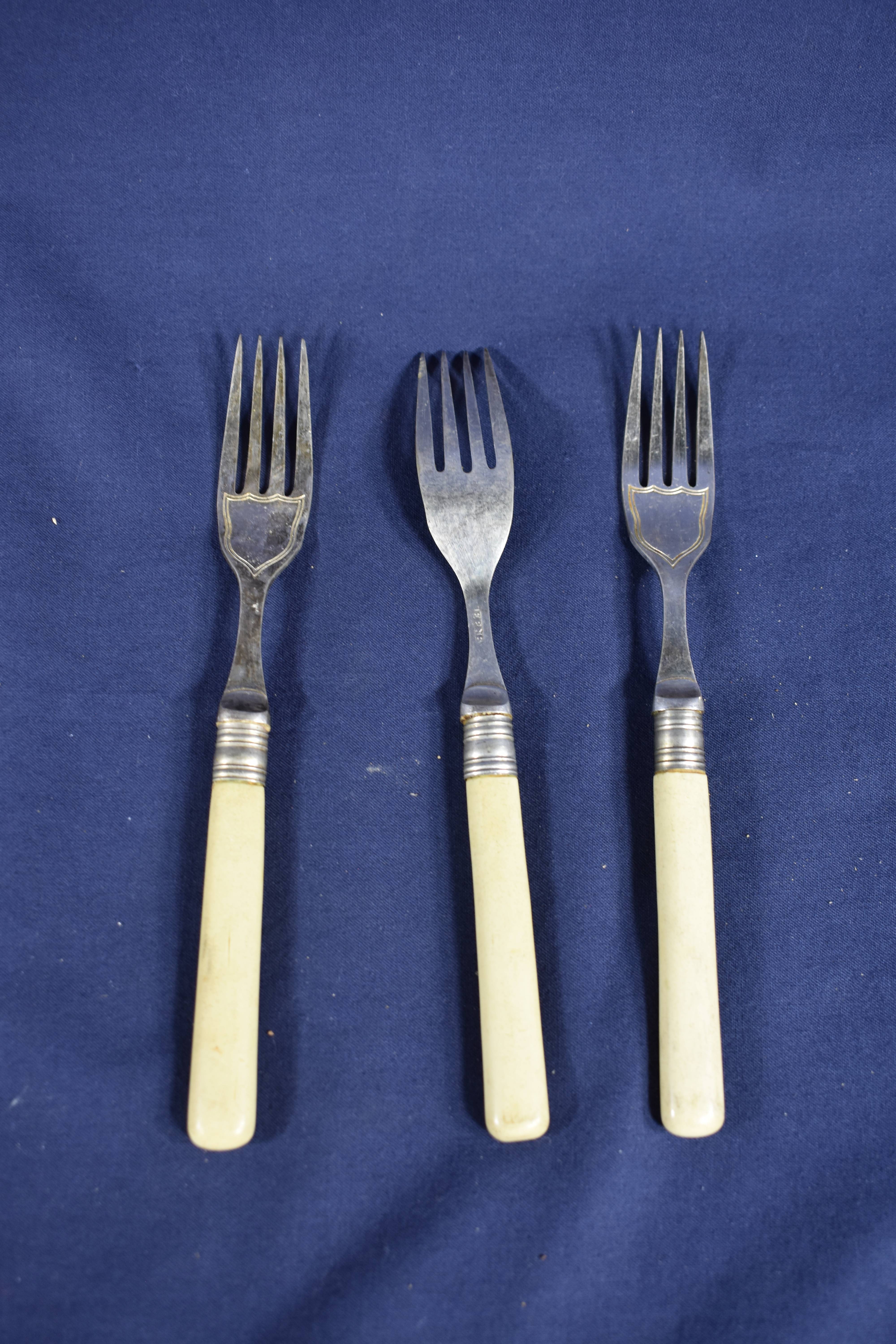 Voir photo 9 de 12 anciens couteaux à poisson, longueur 20.5 cm, pouvant servir pour les fruits ou à dessert. 12 anciens couteaux à poisson, longueur 20.5 cm, pouvant servir pour les fruits ou à dessert. État correct reconditionné photo 9