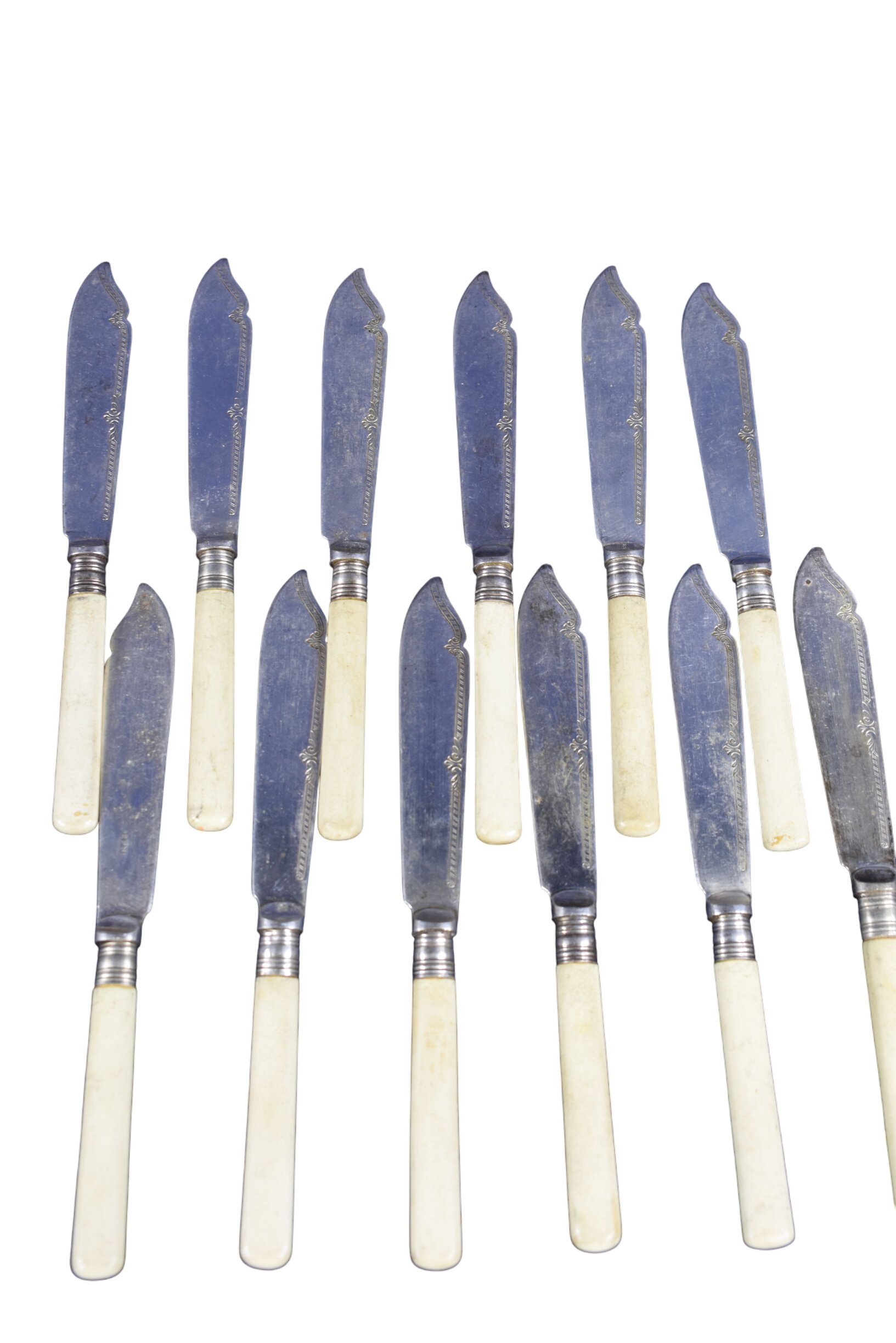 12 anciens couteaux à poisson, longueur 20.5 cm, pouvant servir pour les fruits ou à dessert. État correct - 19,00 € 12 anciens couteaux à poisson, longueur 20.5 cm, pouvant servir pour les fruits ou à dessert. État correct reconditionné disponible sur Label Emmaüs