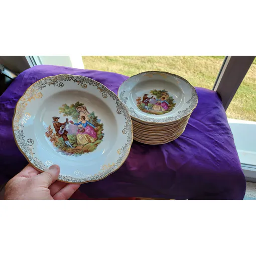 16 Assiettes Creuses Motifs Courtisans Avec Dorures 23.5 Cm De Diamètre 435 Grammes Poids Total 7.015 Kg Bon état reconditionné disponible sur Rakuten