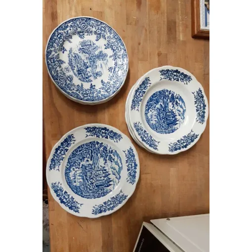 16 Assiettes Publucitaires Vintages Bp En Porcelaine Pyroblan Décor Bleu Résistant Au Four Garanti Lave Vaisselle 3 Tailles. 5 Petites Plates De 20 Cms . 6 Plates De 23.5 Cms. 5 Creuses De 23.5 Cms . Bon état reconditionné disponible sur Rakuten