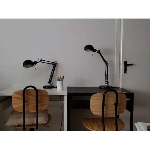 2 bureaux + 2 chaises + 2 lampes Bon état reconditionné disponible sur Rakuten