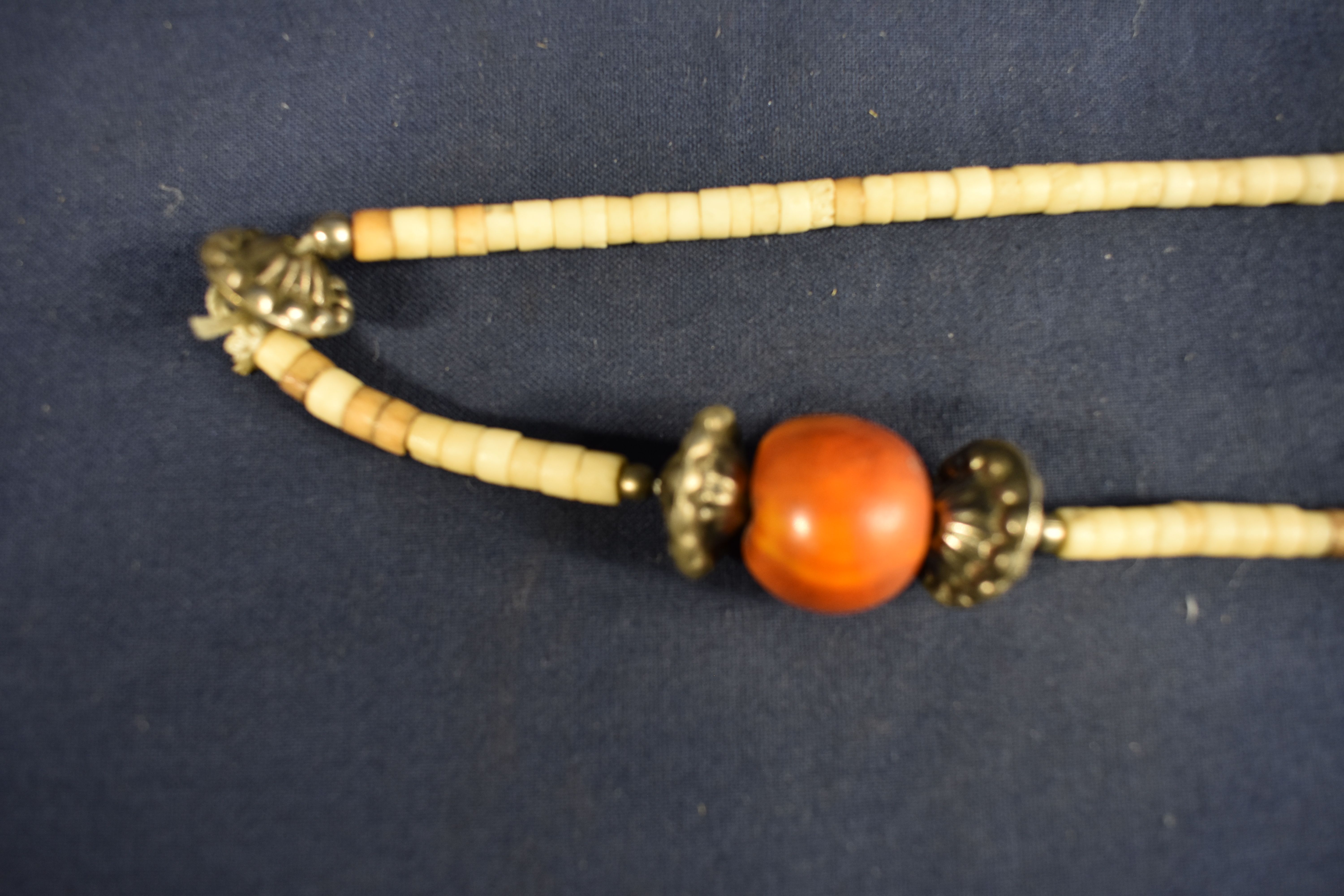 Voir photo 2 de 2 colliers " VINTAGE " en perles d'os, longueur 30 cm 2 colliers " VINTAGE " en perles d'os, longueur 30 cm Bon état reconditionné photo 2