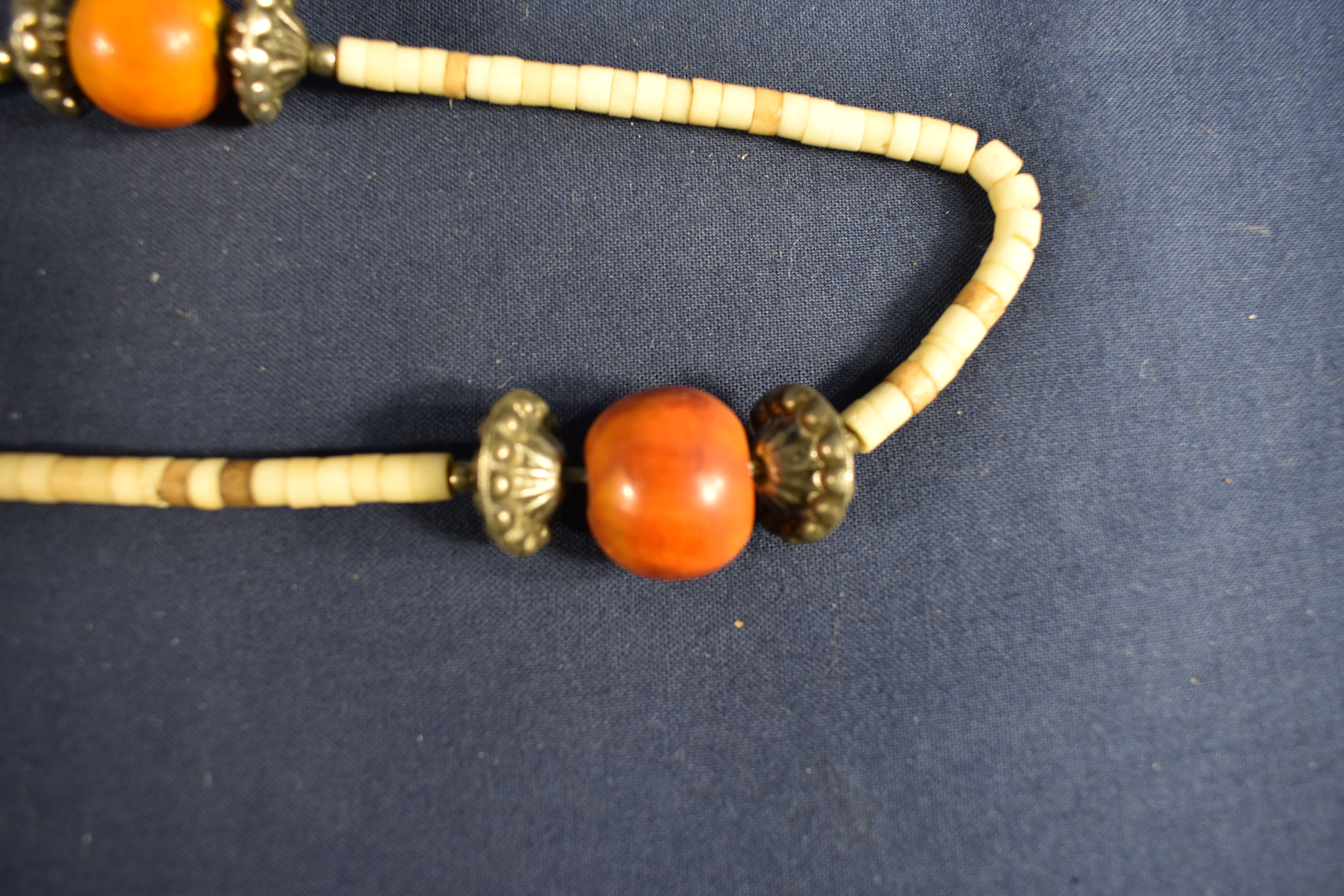 Voir photo 3 de 2 colliers " VINTAGE " en perles d'os, longueur 30 cm 2 colliers " VINTAGE " en perles d'os, longueur 30 cm Bon état reconditionné photo 3