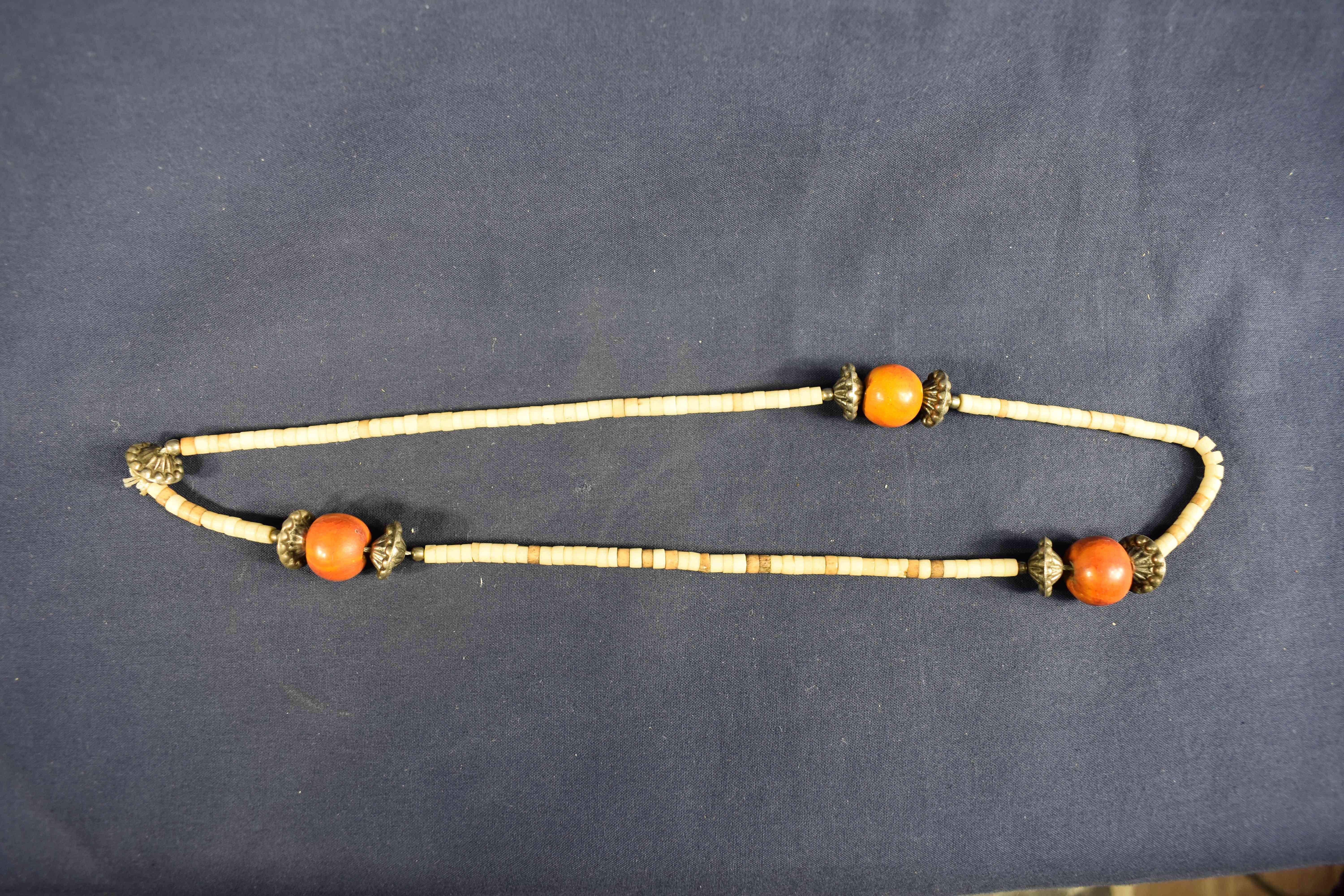 Voir photo 4 de 2 colliers " VINTAGE " en perles d'os, longueur 30 cm 2 colliers " VINTAGE " en perles d'os, longueur 30 cm Bon état reconditionné photo 4