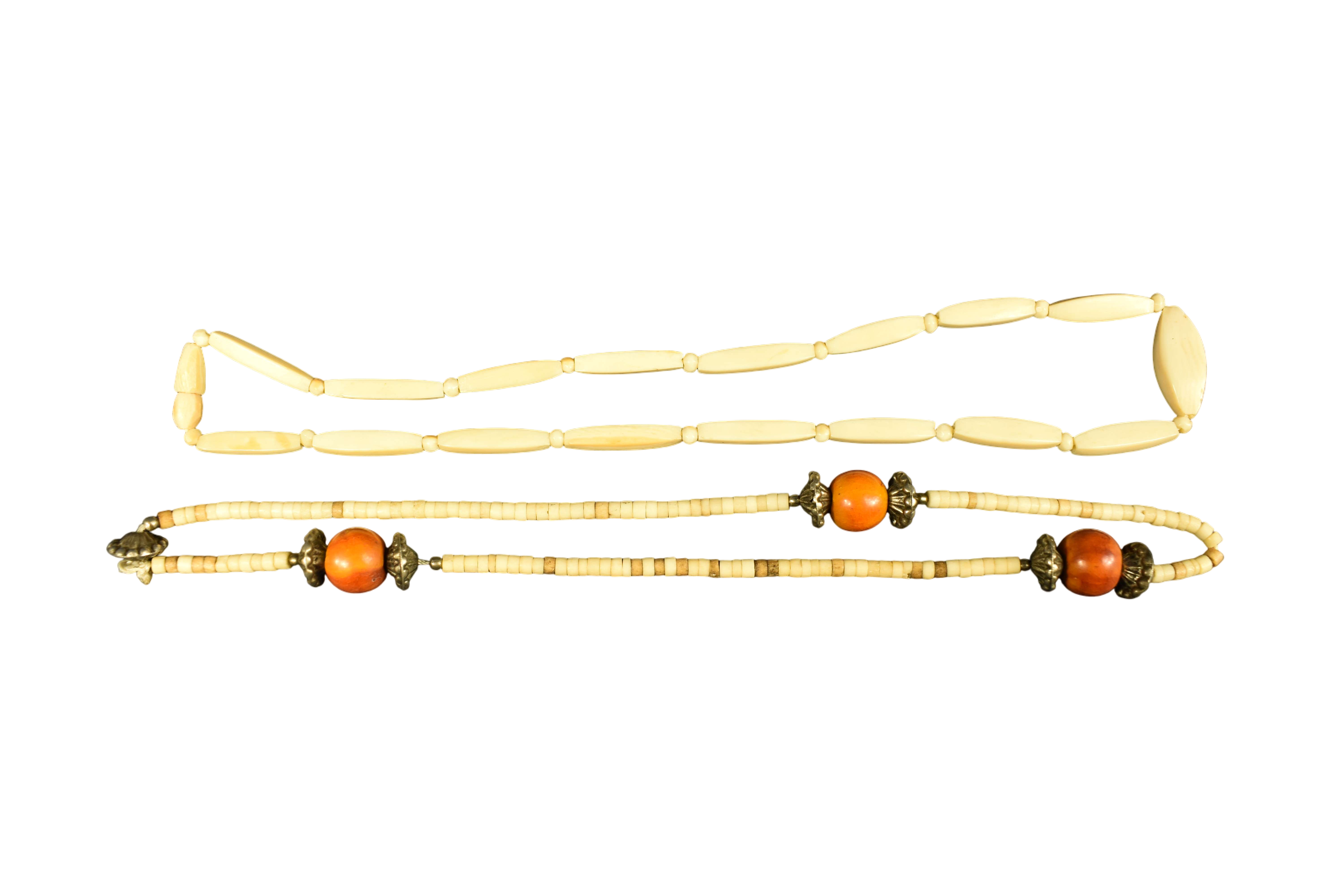 2 colliers " VINTAGE " en perles d'os, longueur 30 cm Bon état - 19,00 € 2 colliers " VINTAGE " en perles d'os, longueur 30 cm Bon état reconditionné disponible sur Label Emmaüs