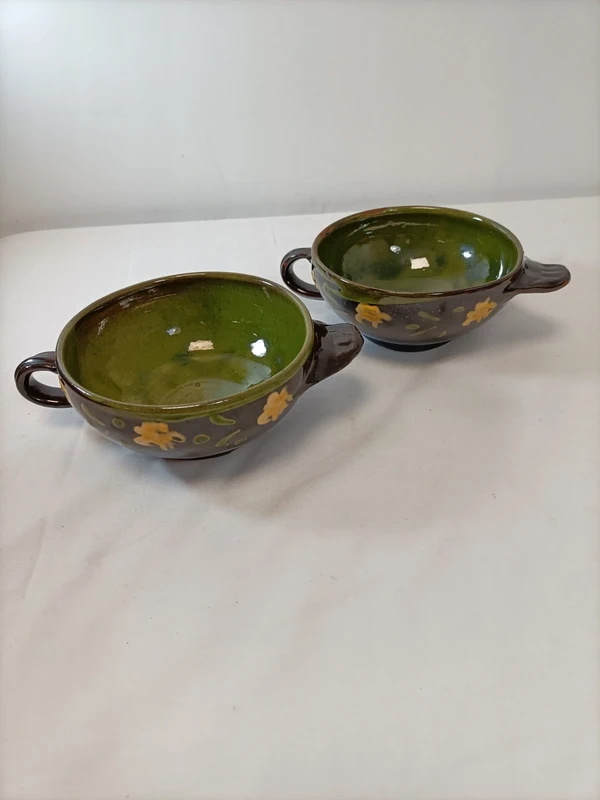 Voir photo 2 de 2 coupelles en grès émaillé vert motif floral artisanales – vaisselle déco 2 coupelles en grès émaillé vert motif floral artisanales – vaisselle déco reconditionné photo 2