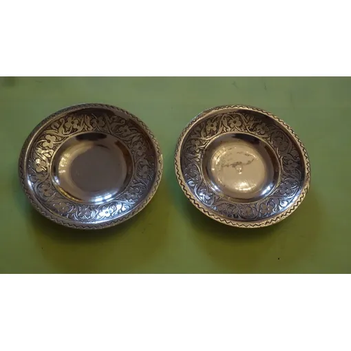 2 Coupelles En Laiton Avec Décor. Diamètre 85 Mm. Poids : Une Pèse 99 G, La Seconde 119 G. Travail Artisanal. Origine ? Bon état reconditionné disponible sur Rakuten