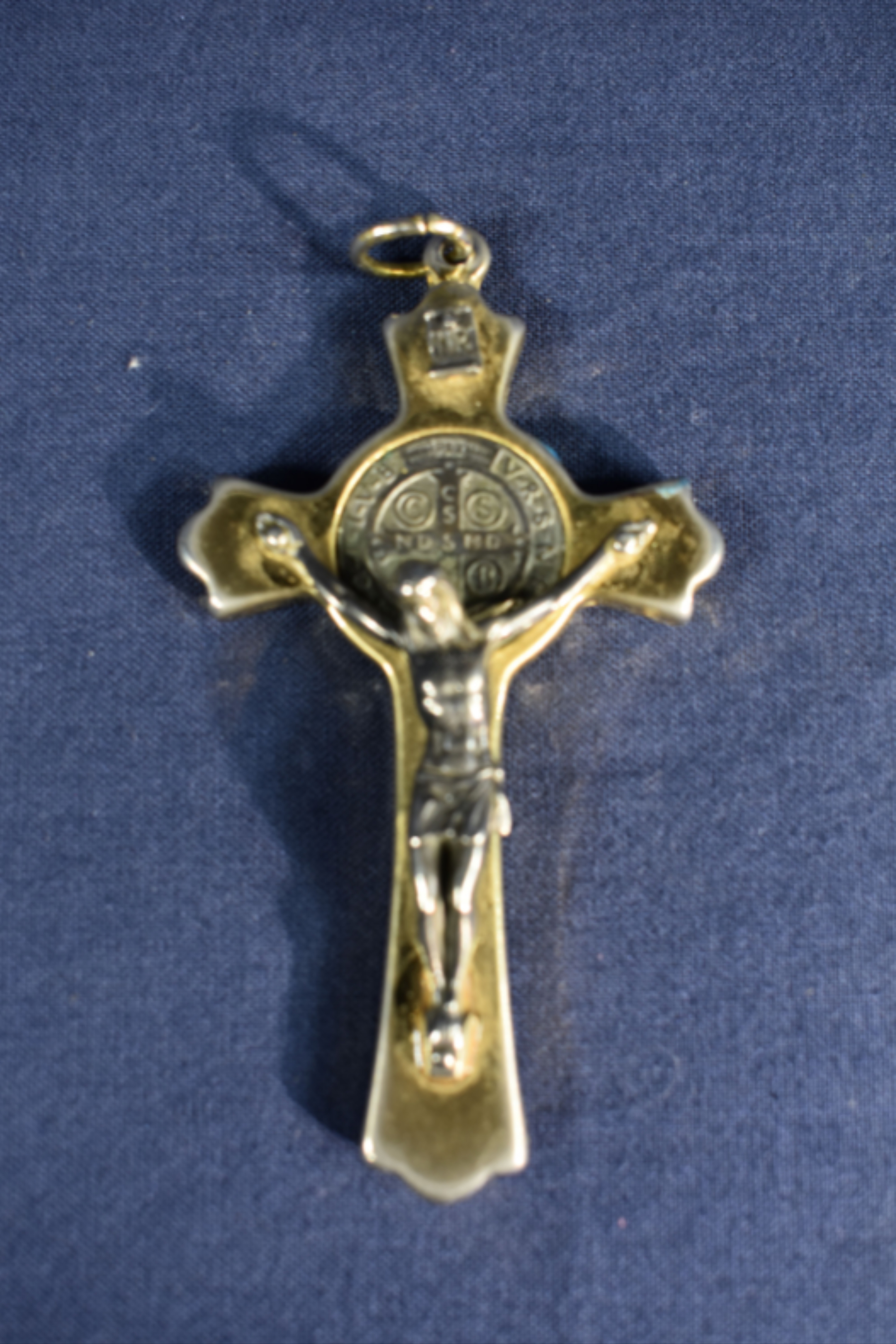 Voir photo 2 de 2 Crucifix en Bronze et laiton, plus 1 croix de St Benoist. 2 Crucifix en Bronze et laiton, plus 1 croix de St Benoist. Bon état reconditionné photo 2