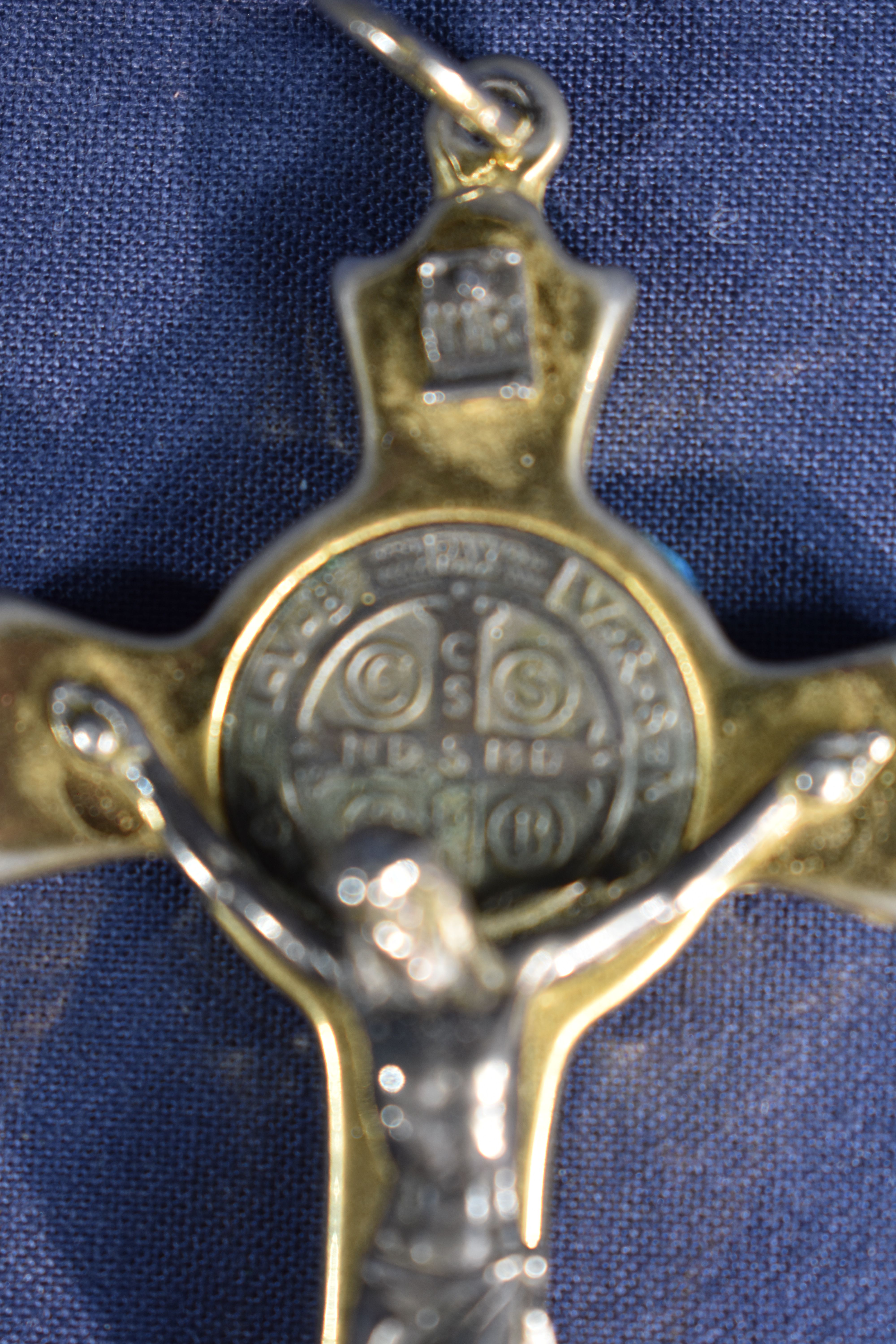 Voir photo 5 de 2 Crucifix en Bronze et laiton, plus 1 croix de St Benoist. 2 Crucifix en Bronze et laiton, plus 1 croix de St Benoist. Bon état reconditionné photo 5