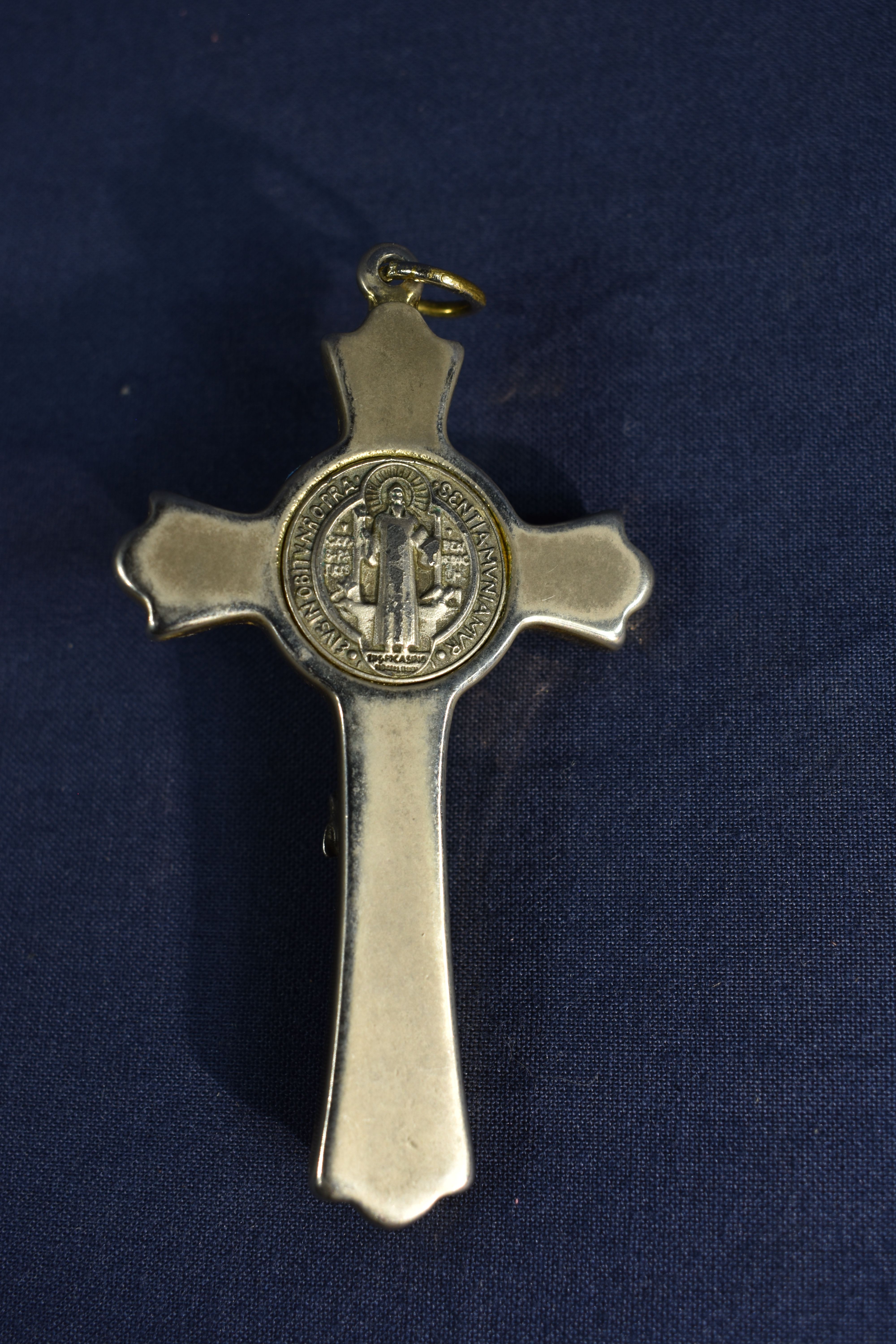 Voir photo 6 de 2 Crucifix en Bronze et laiton, plus 1 croix de St Benoist. 2 Crucifix en Bronze et laiton, plus 1 croix de St Benoist. Bon état reconditionné photo 6