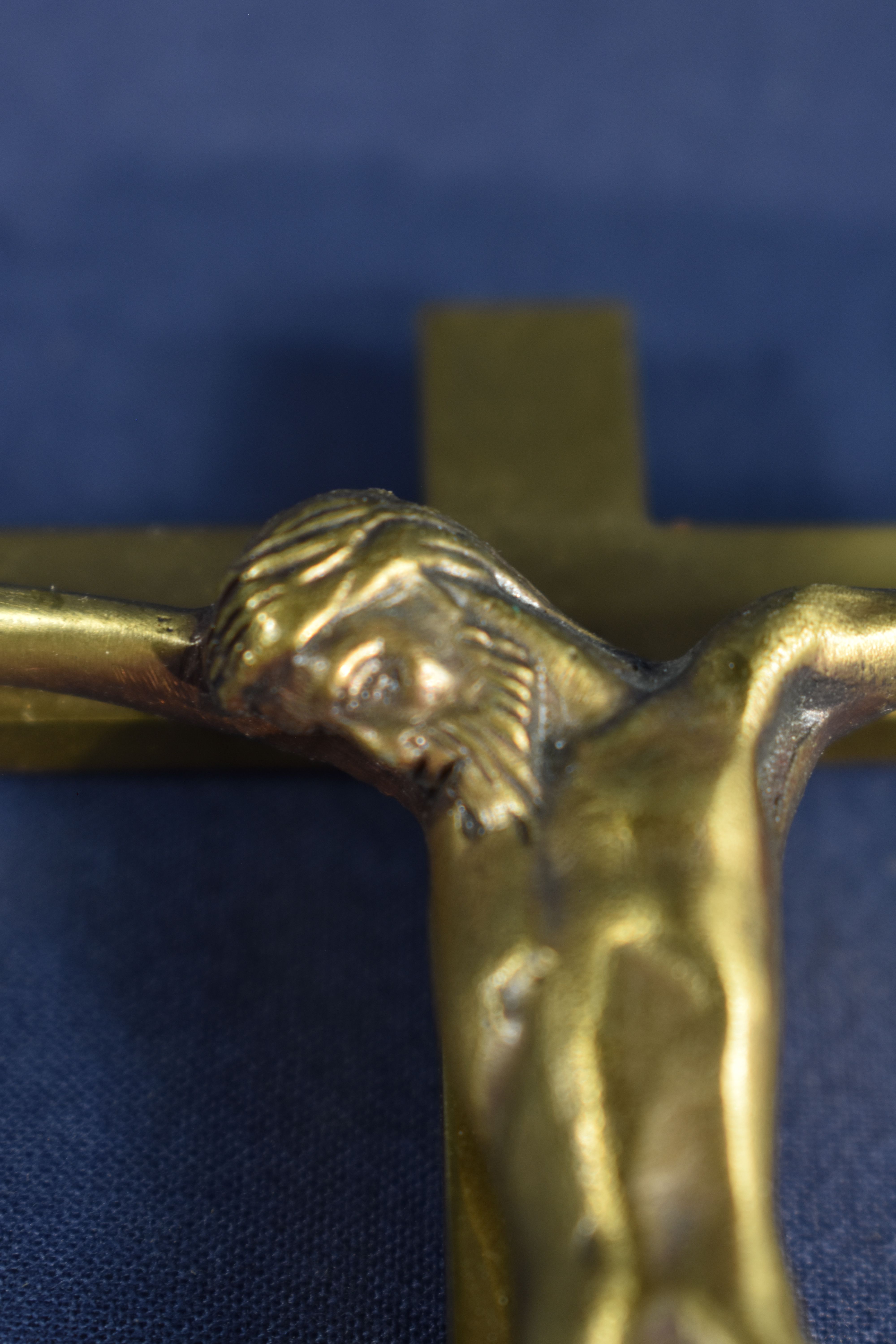 Voir photo 8 de 2 Crucifix en Bronze et laiton, plus 1 croix de St Benoist. 2 Crucifix en Bronze et laiton, plus 1 croix de St Benoist. Bon état reconditionné photo 8