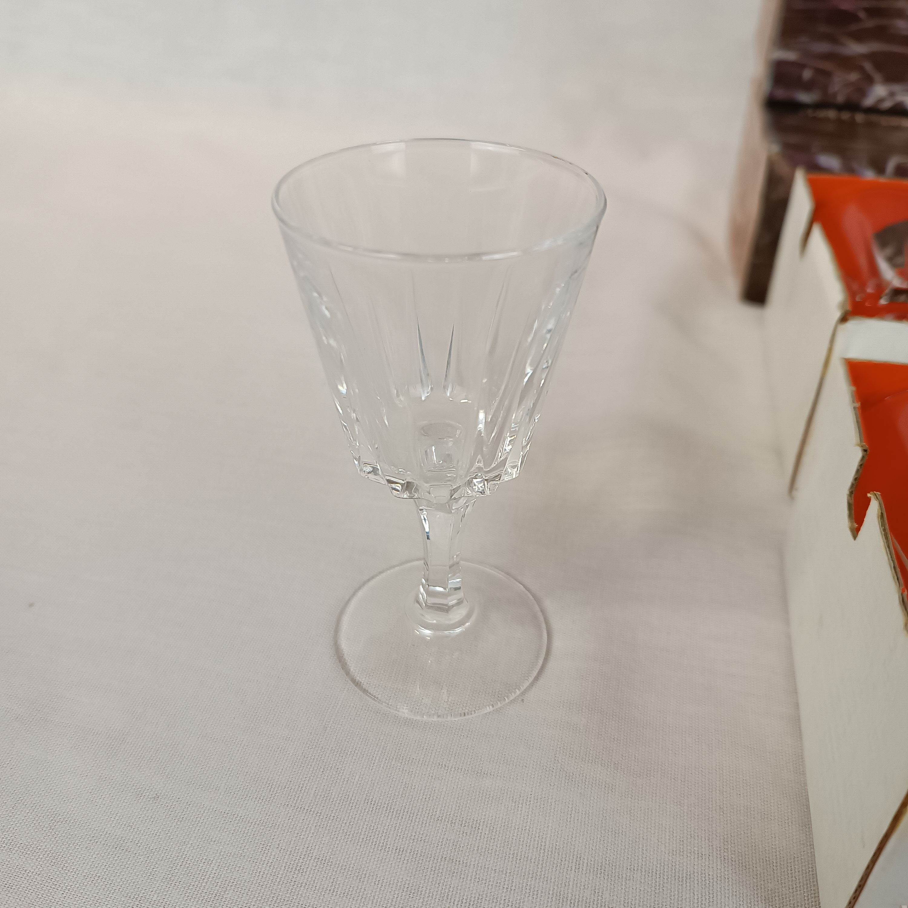 Voir photo 5 de 2 ensembles de 6 Verres chacun en cristal d'arc (total 12 verres), collection "Versailles", 5 cl, 24% PbO 2 ensembles de 6 Verres chacun en cristal d'arc (total 12 verres), collection "Versailles", 5 cl, 24% PbO Bon état reconditionné photo 5