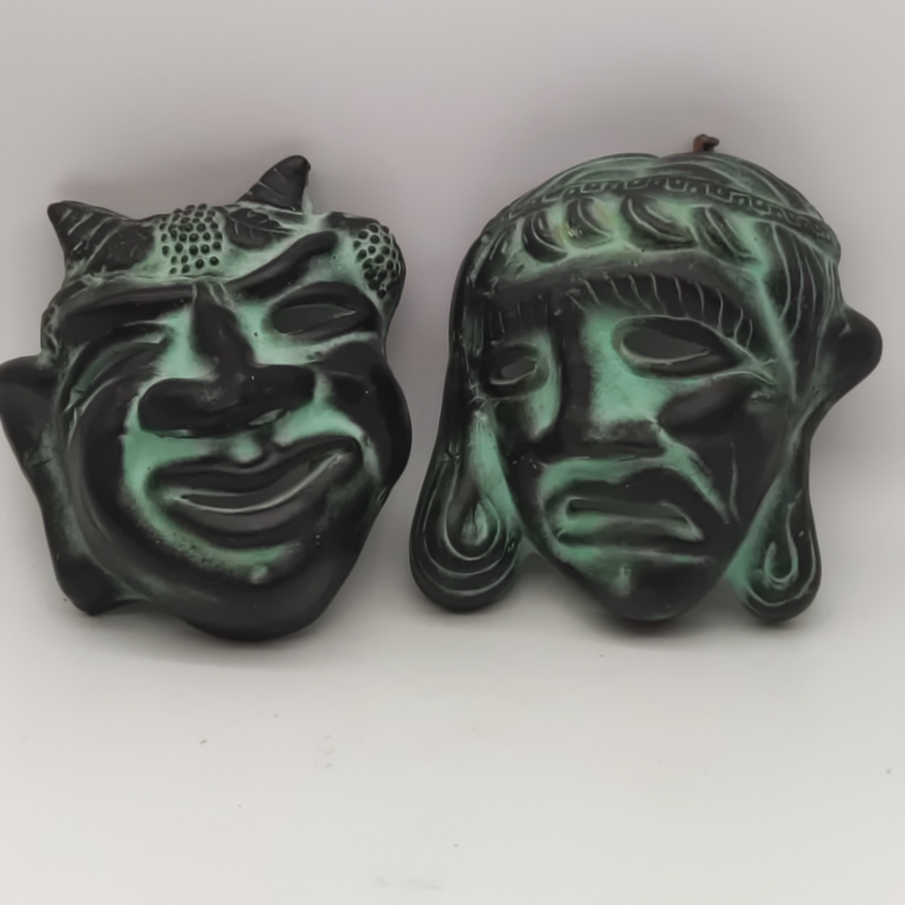 Voir photo 2 de 2 Masques terre cuite a suspendre 2 Masques terre cuite a suspendre Très bon état reconditionné photo 2