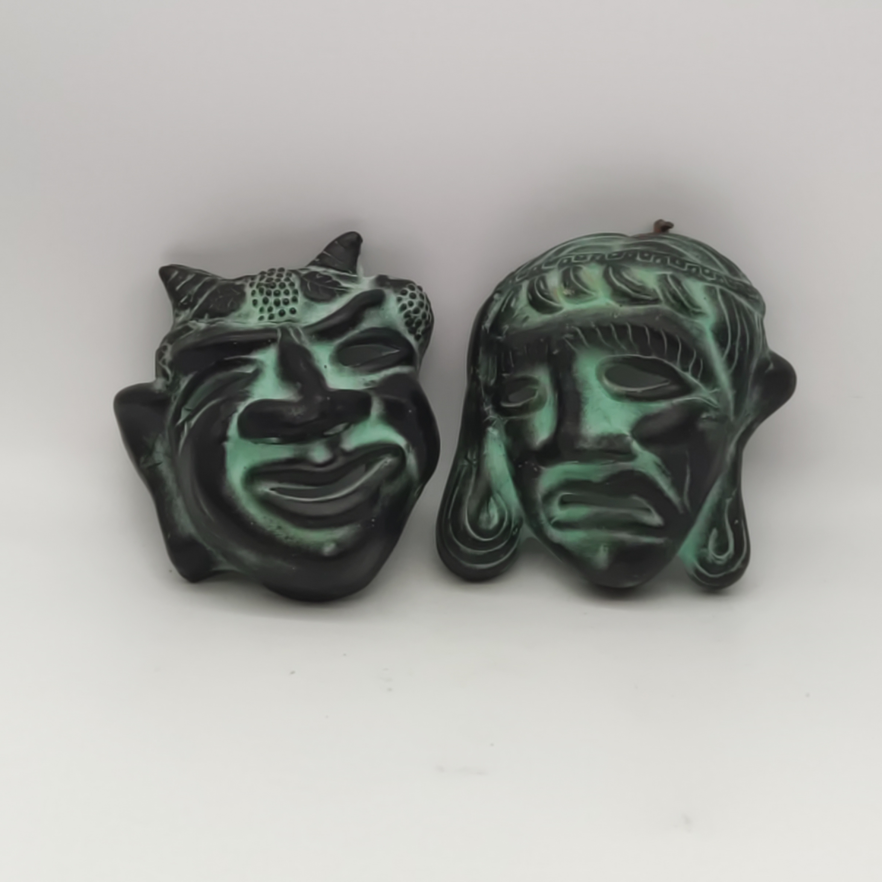 Acheter 2 Masques terre cuite a suspendre Très bon état - 11,00 € 2 Masques terre cuite a suspendre Très bon état reconditionné disponible sur Label Emmaüs