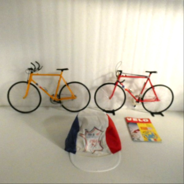 2 Mini-vélos rouge et orange Boule Or et casquette Tour de France Bon état - 29,00 € 2 Mini-vélos rouge et orange Boule Or et casquette Tour de France Bon état reconditionné disponible sur Label Emmaüs