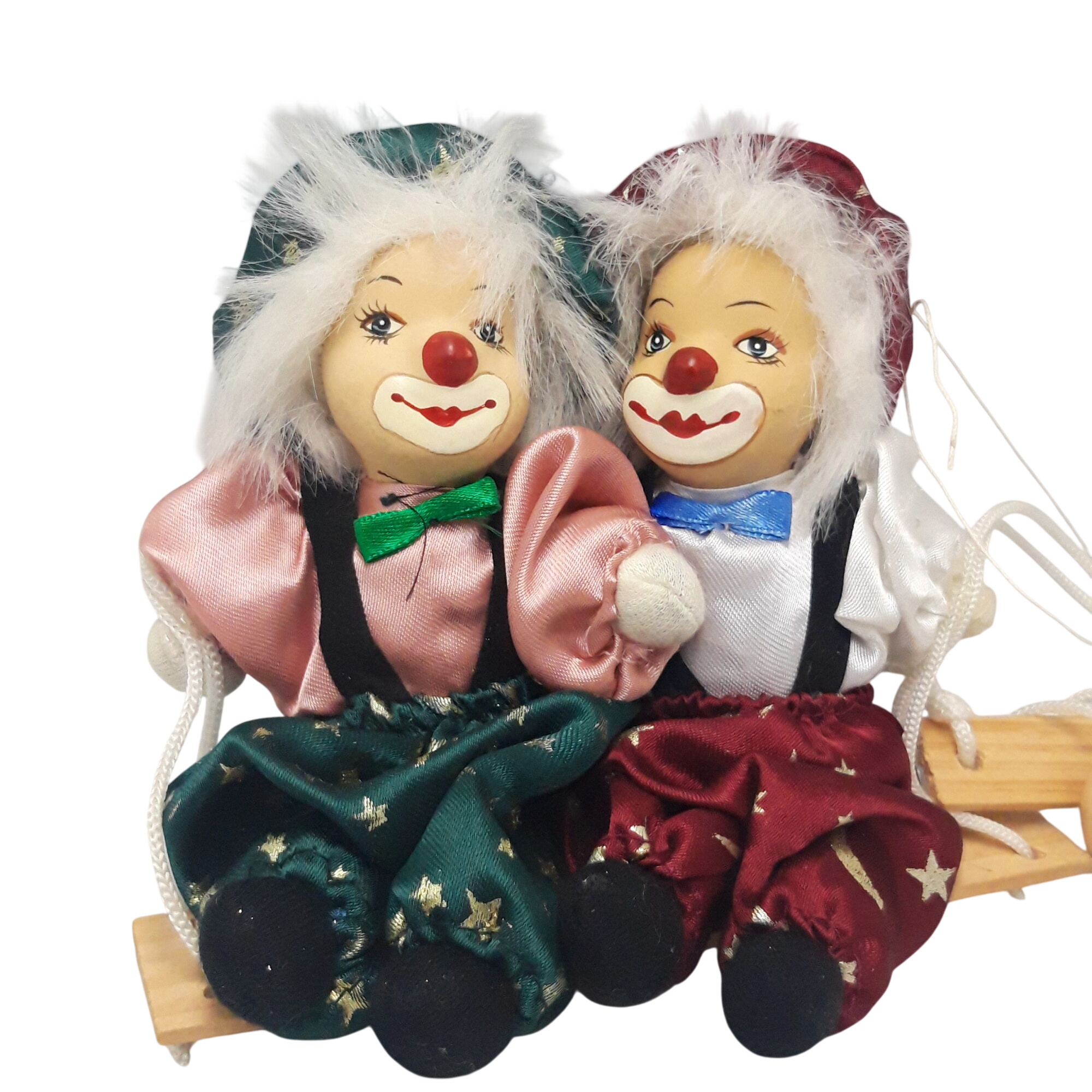 2 petites figurines clown en porcelaine sur balançoire Bon état - 14,00 € 2 petites figurines clown en porcelaine sur balançoire Bon état reconditionné disponible sur Label Emmaüs