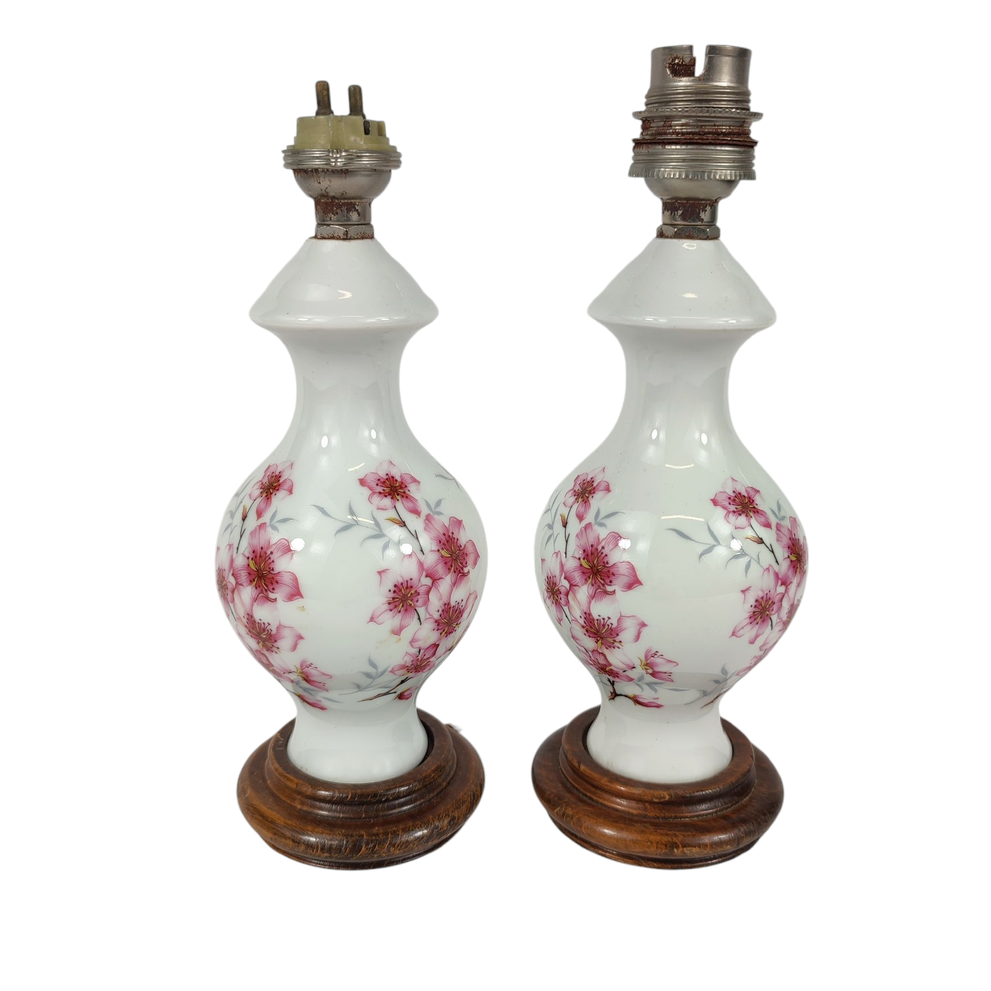 Voir photo 2 de 2 petites lampes de chevet en porcelaine A RESTAURER - décors fleurs 2 petites lampes de chevet en porcelaine A RESTAURER - décors fleurs État correct reconditionné photo 2