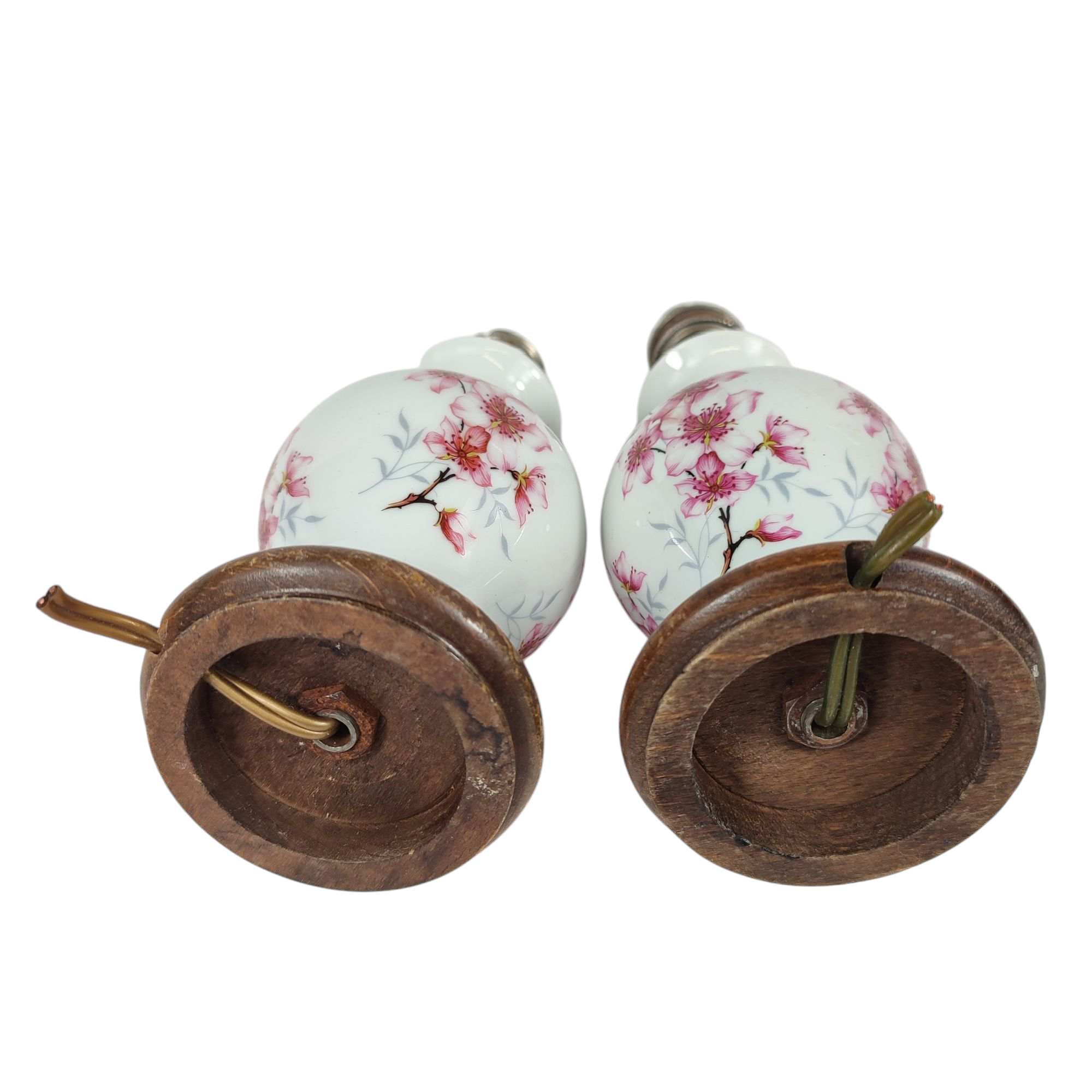 Voir photo 3 de 2 petites lampes de chevet en porcelaine A RESTAURER - décors fleurs 2 petites lampes de chevet en porcelaine A RESTAURER - décors fleurs État correct reconditionné photo 3