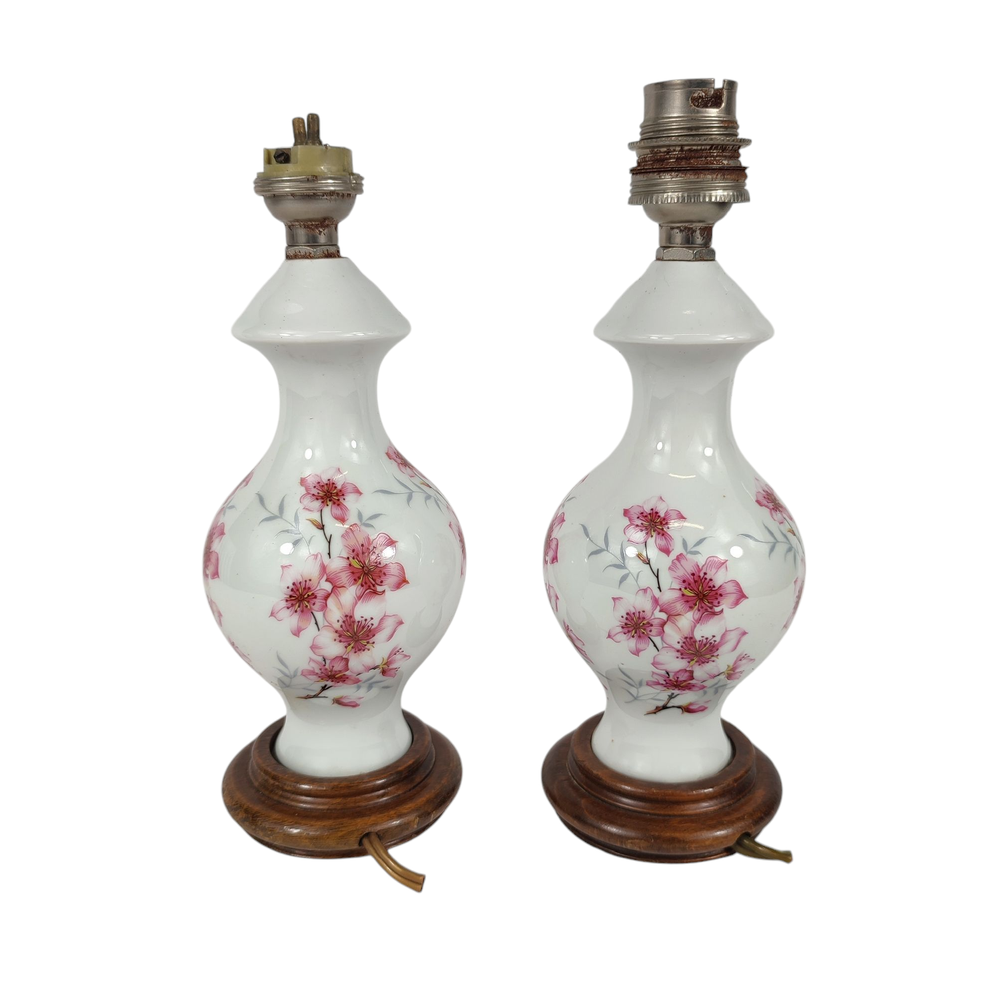 Acheter 2 petites lampes de chevet en porcelaine A RESTAURER - décors fleurs État correct - 17,50 € 2 petites lampes de chevet en porcelaine A RESTAURER - décors fleurs État correct reconditionné disponible sur Label Emmaüs