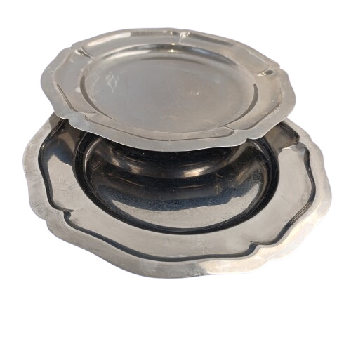 Acheter 2 Plats en inox d'un diamètre de 32cm. Bon état - 10,00 € 2 Plats en inox d'un diamètre de 32cm. Bon état reconditionné disponible sur Label Emmaüs