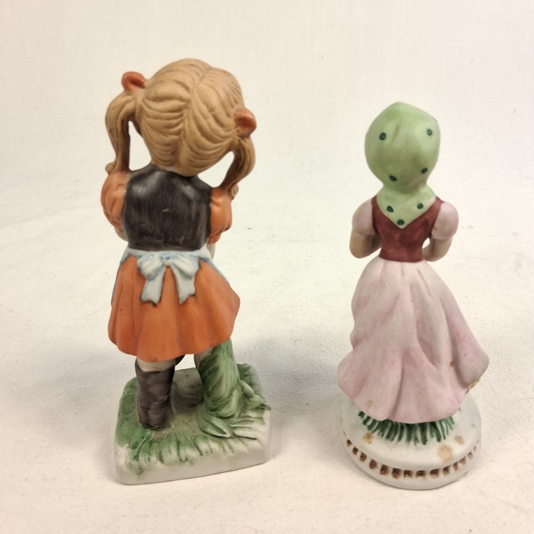 Voir photo 2 de 2 statuettes style biscuit en porcelaine tendre 2 statuettes style biscuit en porcelaine tendre Très bon état reconditionné photo 2