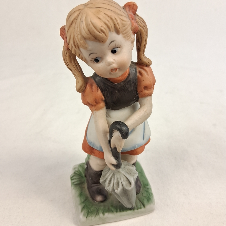 Voir photo 4 de 2 statuettes style biscuit en porcelaine tendre 2 statuettes style biscuit en porcelaine tendre Très bon état reconditionné photo 4