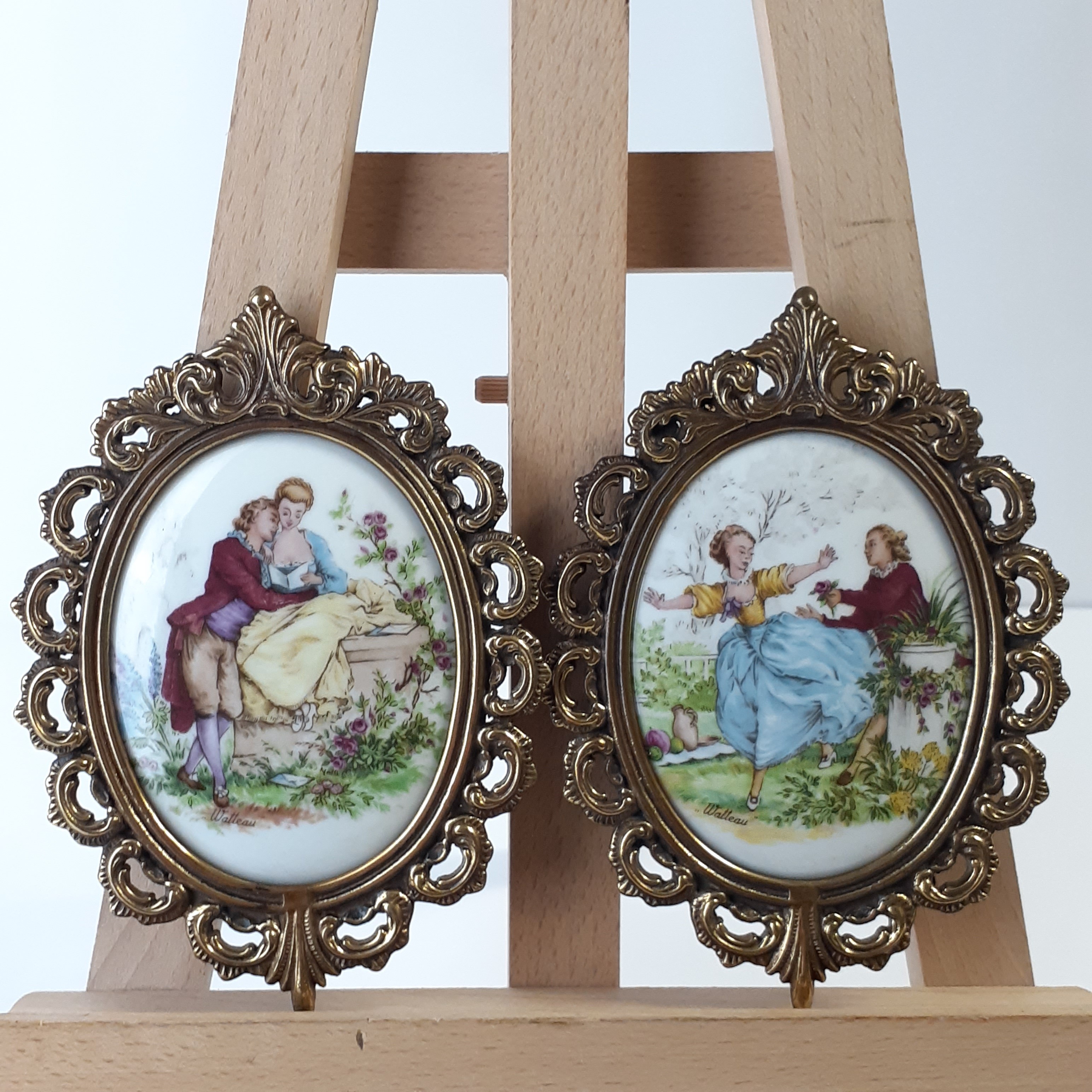 Voir photo 2 de 2 tableaux en porcelaine - cadre en laiton - Watteau - style baroque 2 tableaux en porcelaine - cadre en laiton - Watteau - style baroque Très bon état reconditionné photo 2