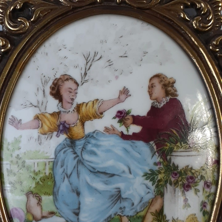 Voir photo 3 de 2 tableaux en porcelaine - cadre en laiton - Watteau - style baroque 2 tableaux en porcelaine - cadre en laiton - Watteau - style baroque Très bon état reconditionné photo 3