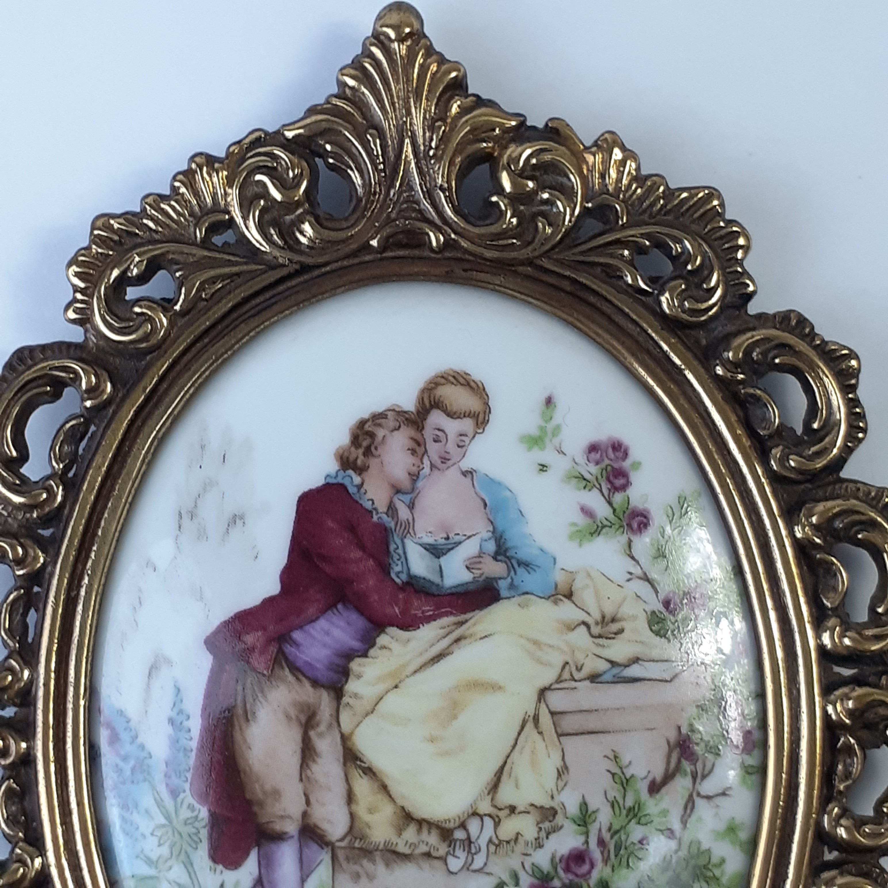 Voir photo 4 de 2 tableaux en porcelaine - cadre en laiton - Watteau - style baroque 2 tableaux en porcelaine - cadre en laiton - Watteau - style baroque Très bon état reconditionné photo 4