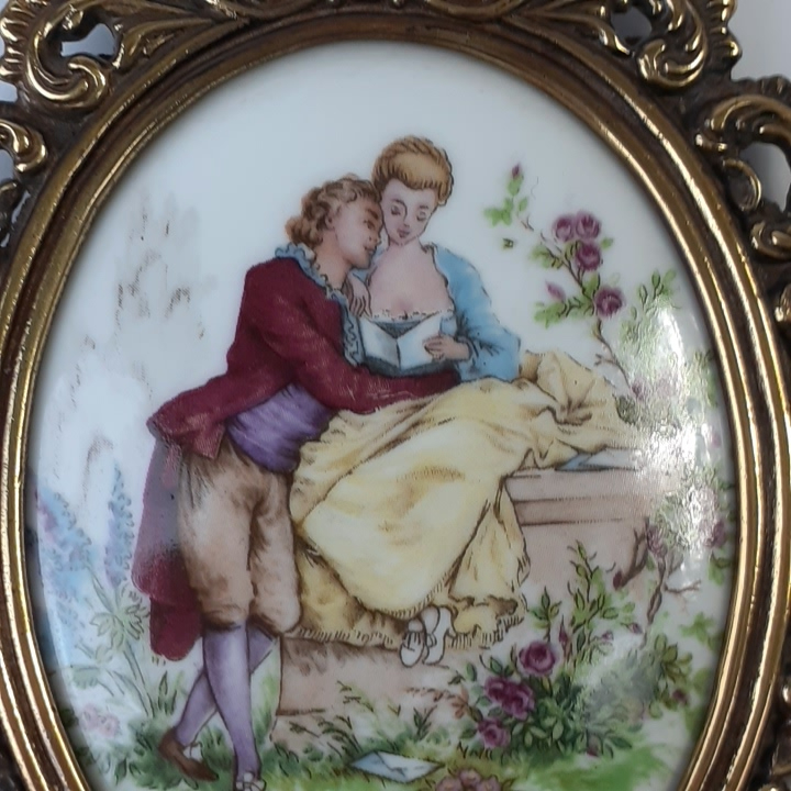 Voir photo 5 de 2 tableaux en porcelaine - cadre en laiton - Watteau - style baroque 2 tableaux en porcelaine - cadre en laiton - Watteau - style baroque Très bon état reconditionné photo 5