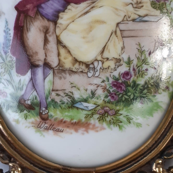 Voir photo 6 de 2 tableaux en porcelaine - cadre en laiton - Watteau - style baroque 2 tableaux en porcelaine - cadre en laiton - Watteau - style baroque Très bon état reconditionné photo 6