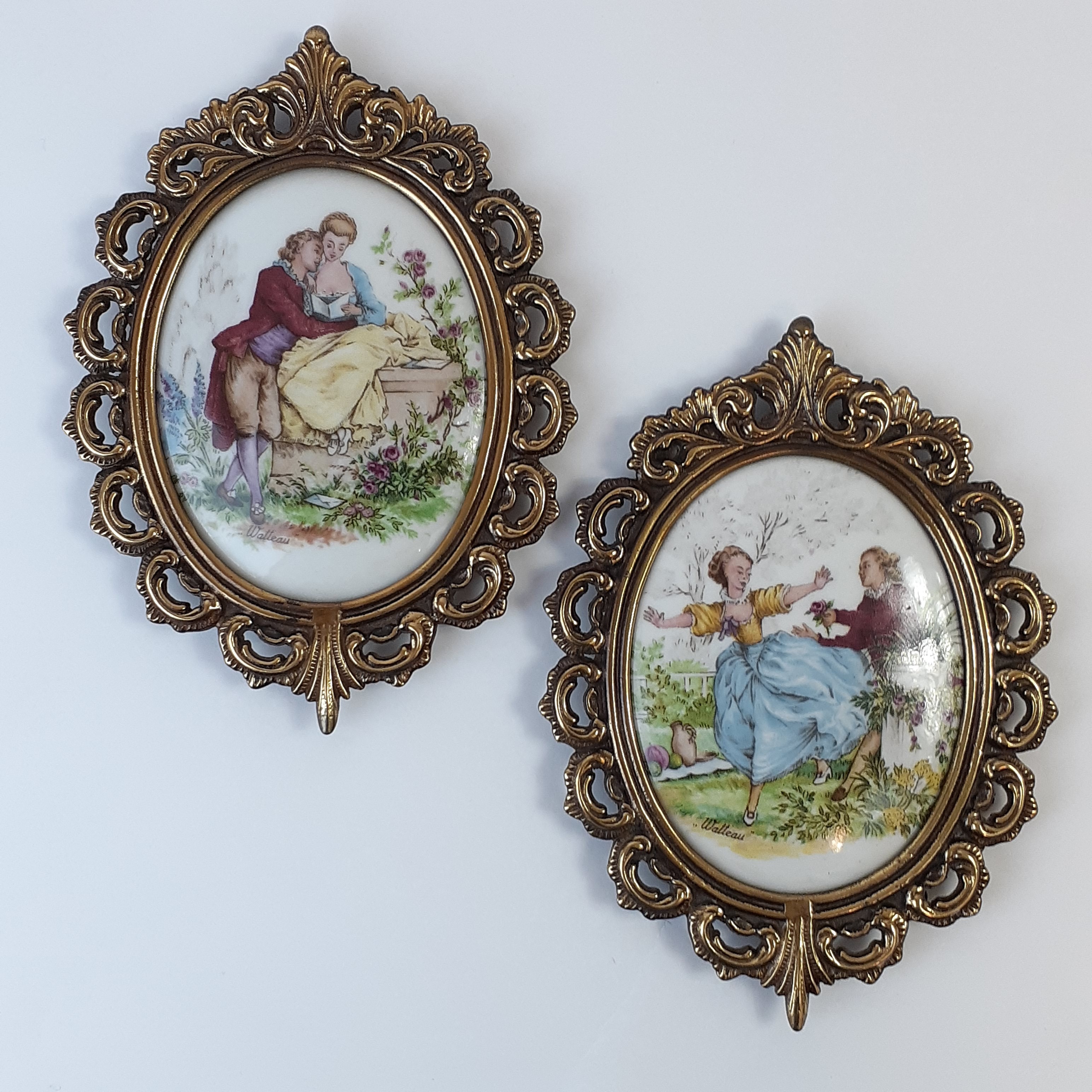 Voir photo 9 de 2 tableaux en porcelaine - cadre en laiton - Watteau - style baroque 2 tableaux en porcelaine - cadre en laiton - Watteau - style baroque Très bon état reconditionné photo 9
