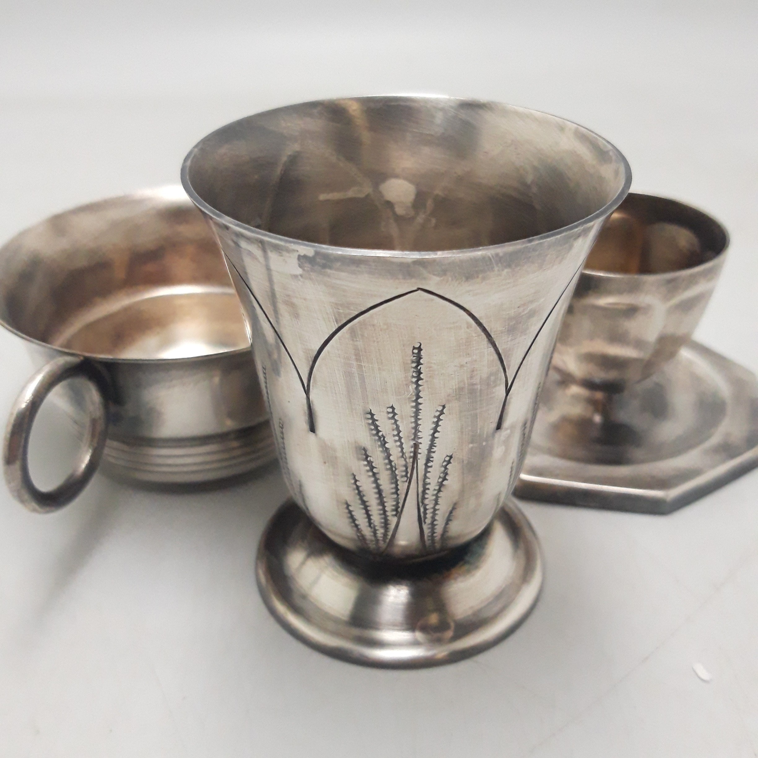 Voir photo 2 de 2 tasses et 1 coquetier en métal argenté 2 tasses et 1 coquetier en métal argenté Bon état reconditionné photo 2